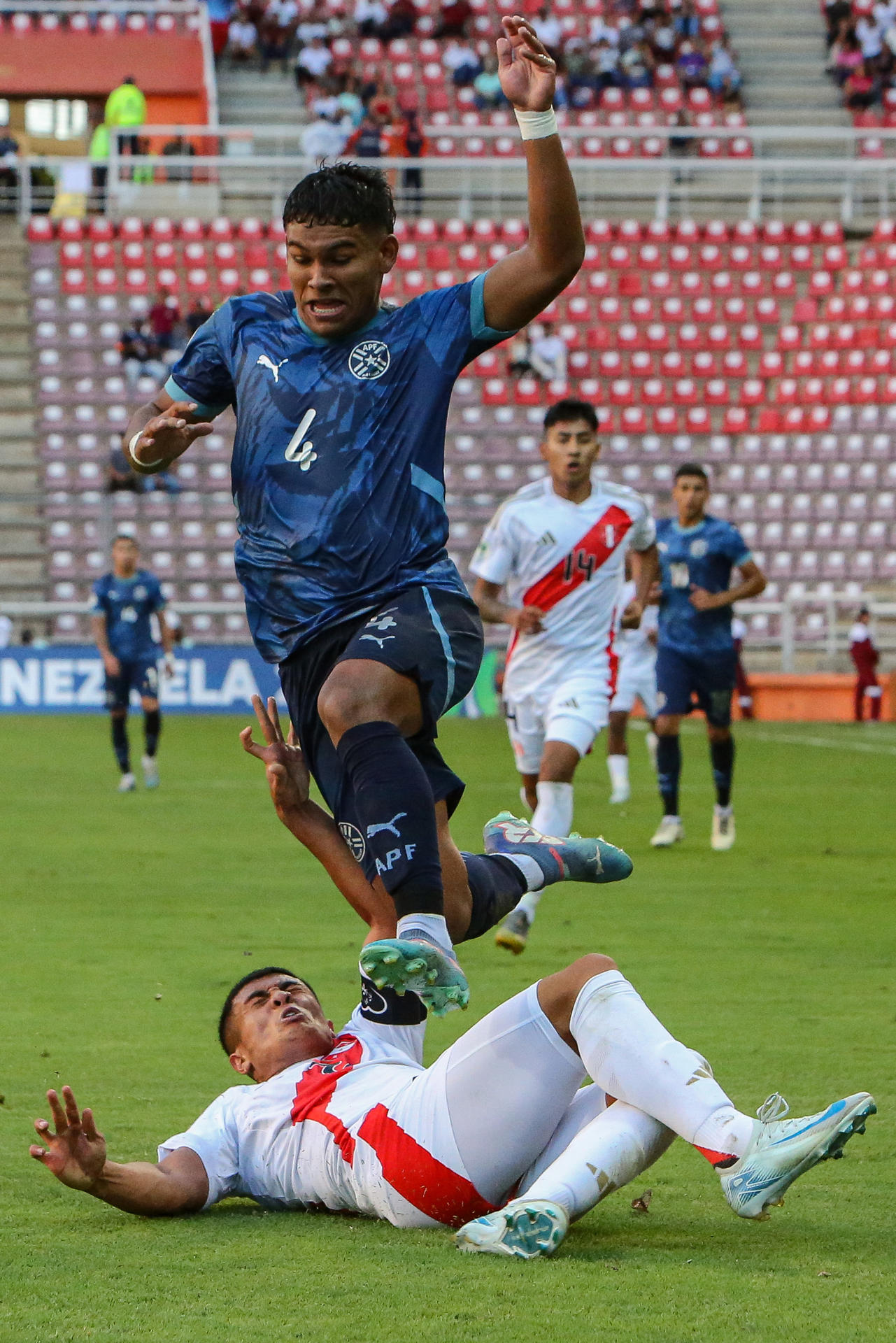 Anderson Villacorta (abajo) de Perú disputa un balón con Diego León Blanco de Paraguay. EFE/Edison Suárez 