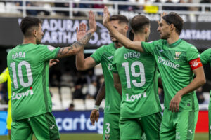 El jugador del C.D Leganés Dani Raba (i) junto a Sergio Gonález (d), celebran el segundo gol ante el jugador F.C. Cartagena, durante el partido correspondiente a los dieciseisavos de final de la Copa del Rey, que están disputando este domingo en el estadio Cartagonova en Cartagena. EFE/Marcial Guillén