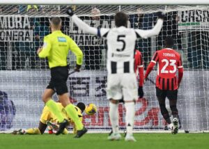 El portero del Milan Mike Maignan (sobre el césped de, de espaldas) no puede detener el 1-0 durante el partido de la Serie A que han jugado Juventus FC y AC Milan, en Turín, Italia. EFE/EPA/ALESSANDRO DI MARCO
