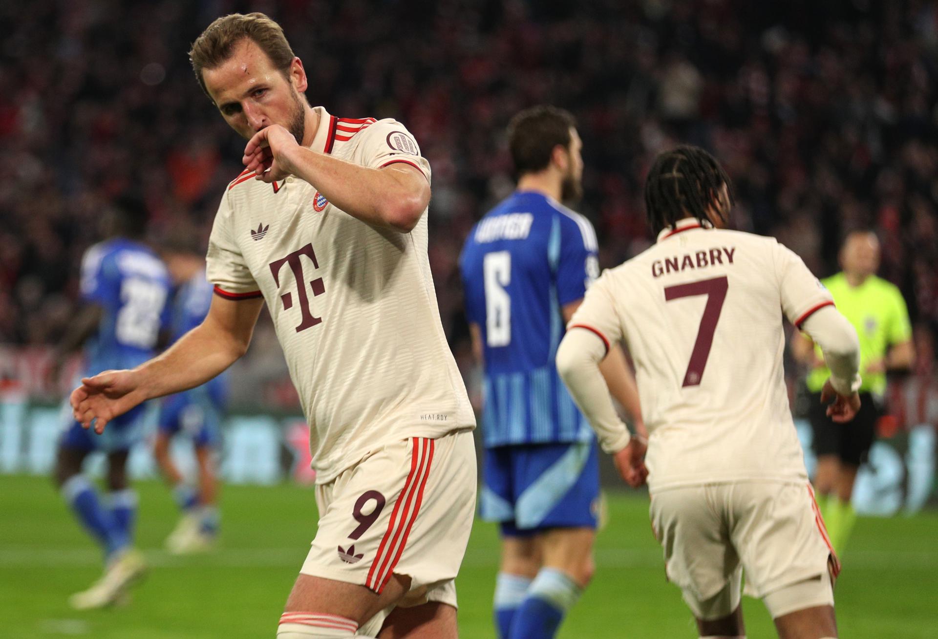 El jugador del Bayern Harry Kane celebra un gol durante el partido de la UEFA Champions League que han jugado Bayern Munich y Slovan Bratislava, en Múnich, Alemania EFE/EPA/LEONHARD SIMON 