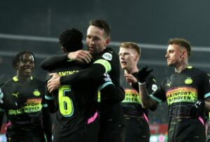 alt El PSV impone ley a balón parado