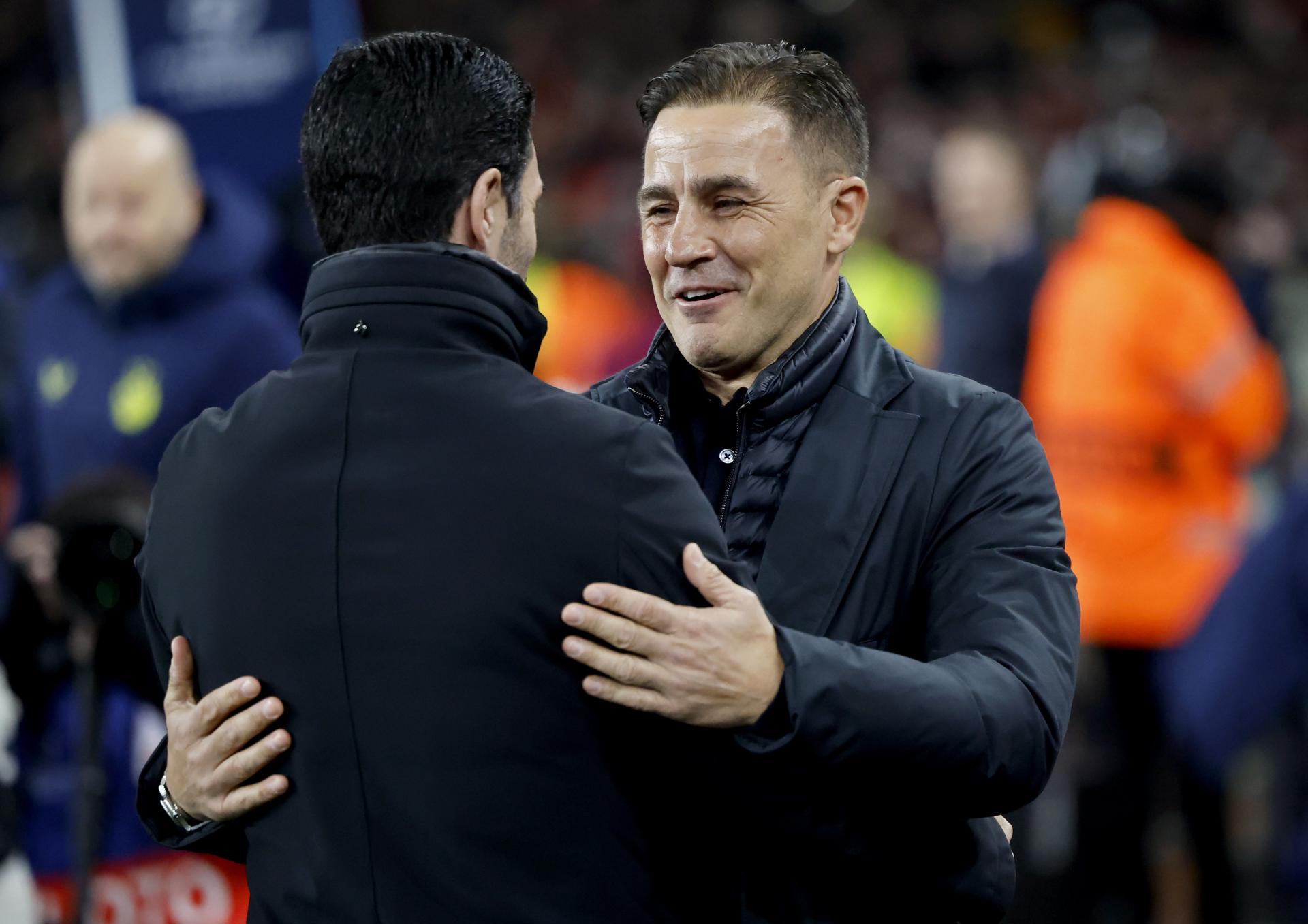 Mikel Arteta y Fabio Cannavaro, antes del partido. EFE/EPA/TOLGA AKMEN 