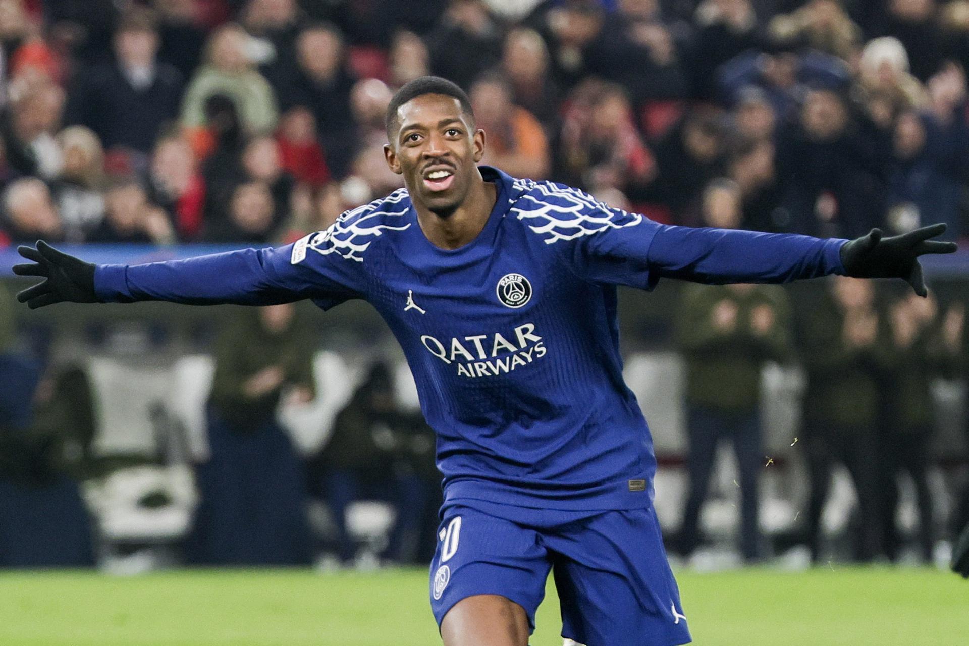 El francés Ousmane Dembele, del París Saint-Germain, celebra uno de sus goles ante el Stuttgart, en la Liga de Campeones. EFE/EPA/RONALD WITTEK 