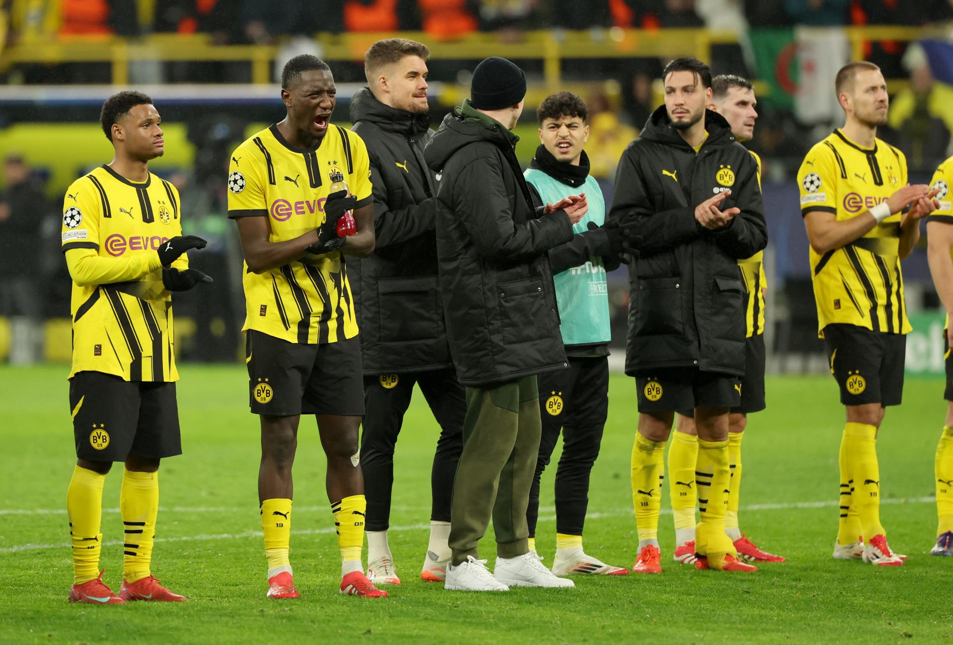 Los jugadores del Borussia Dortmund celebran la victoria tras el partido de la UEFA Champions League que han jugado Borussia Dortmund y Shakhtar Donetsk, en Dortmund. EFE/EPA/FRIEDEMANN VOGEL 