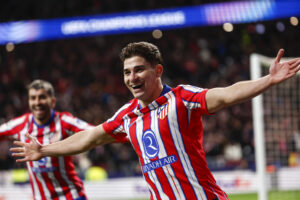 El delantero argentino del Atlético de Madrid Julián Álvarez celebra su segundo gol ante el Bayer Leverkusen en el estadio Metropolitano, en Madrid. EFE/Sergio Pérez