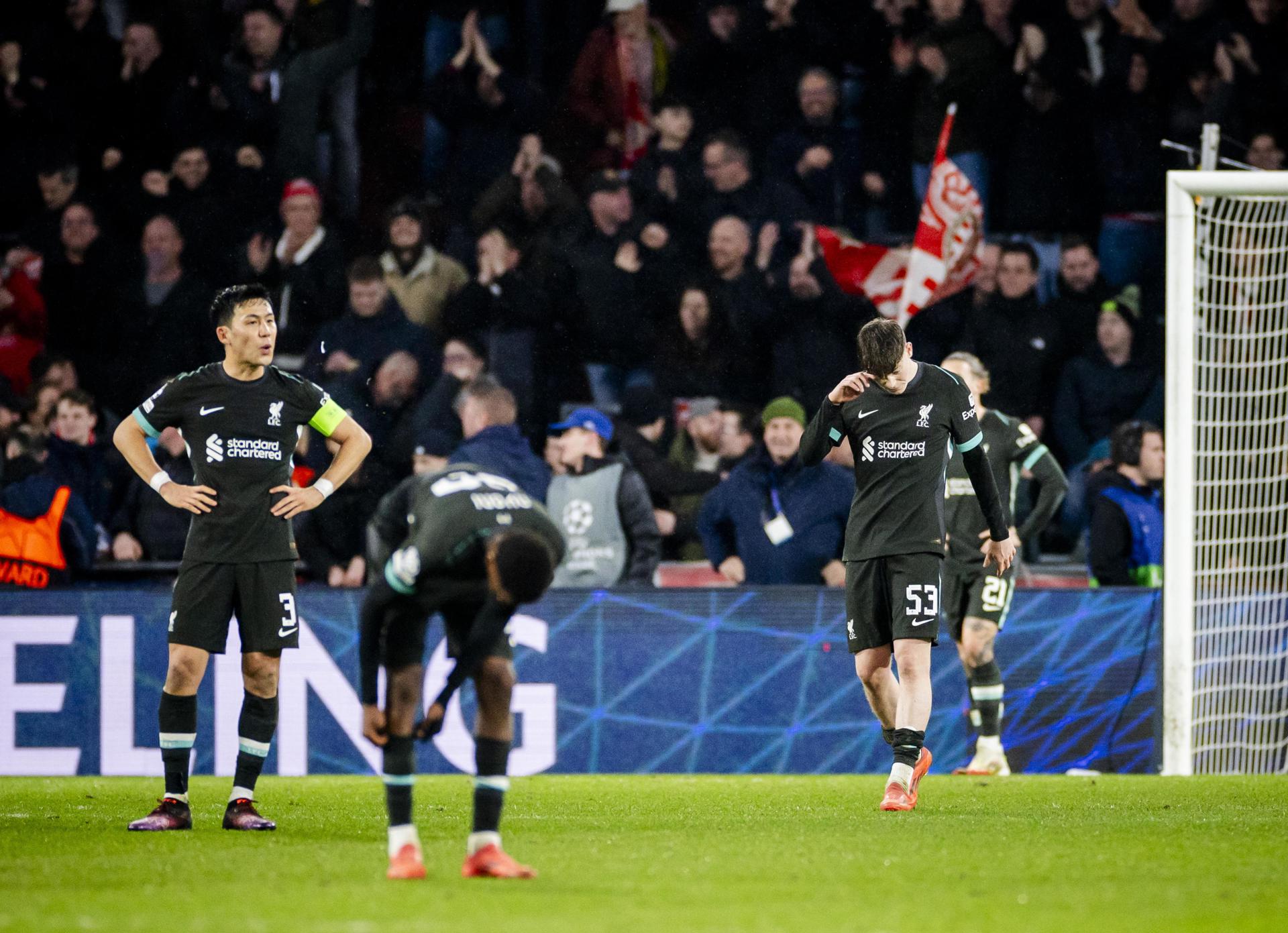 Los jugadores del Liverpool se lamentan tras la derrota ante el PSV en el partido de Liga de Campeones. EFE/EPA/Koen van Weel 