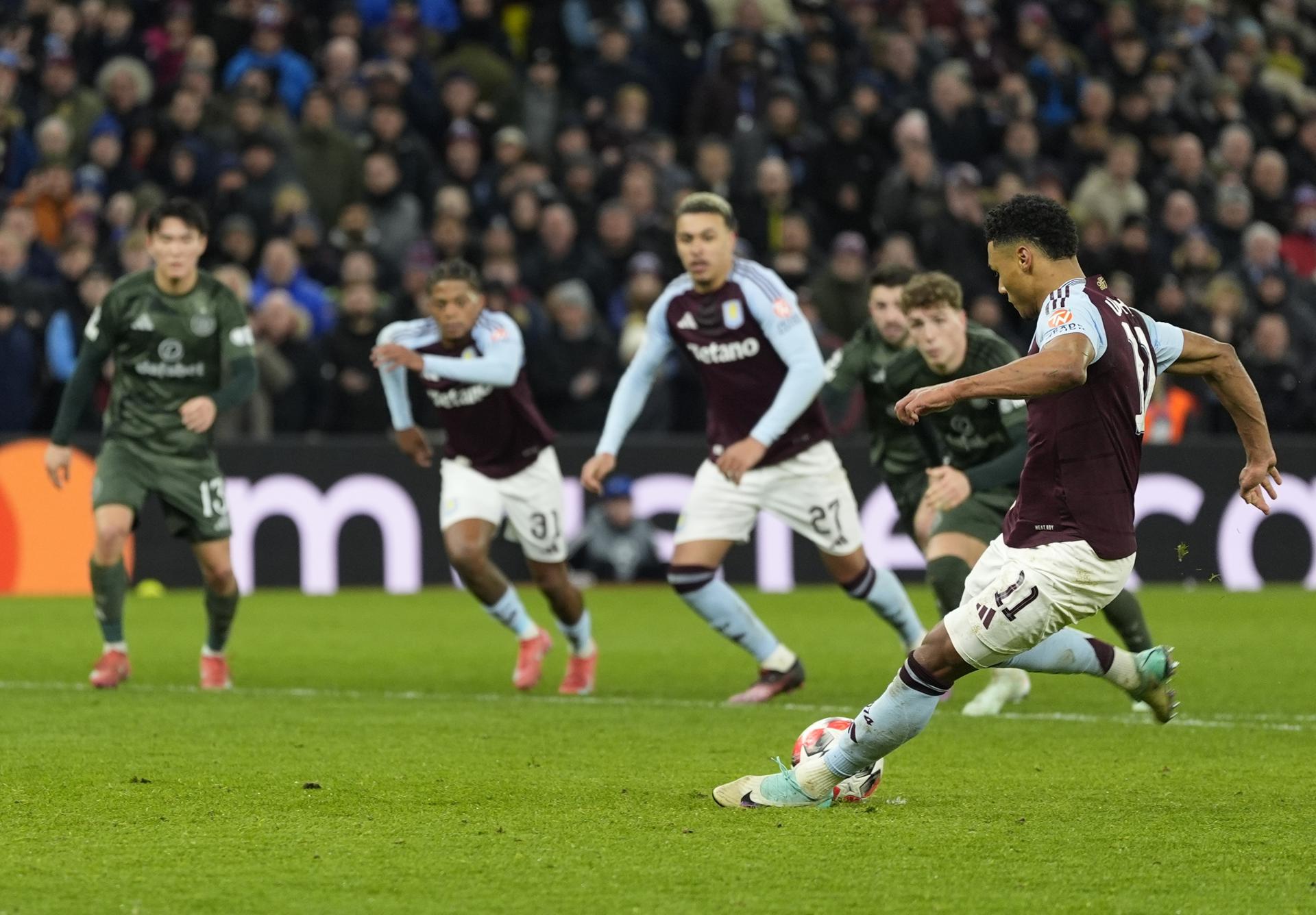 El delantero del Aston Villa Ollie Watkins celebra el 3-2 durante el partido de la UEFA Champions League que han jugado Aston Villa y Celtic en Birmingham, Reino Unido. EFE/EPA/TIM KEETON 