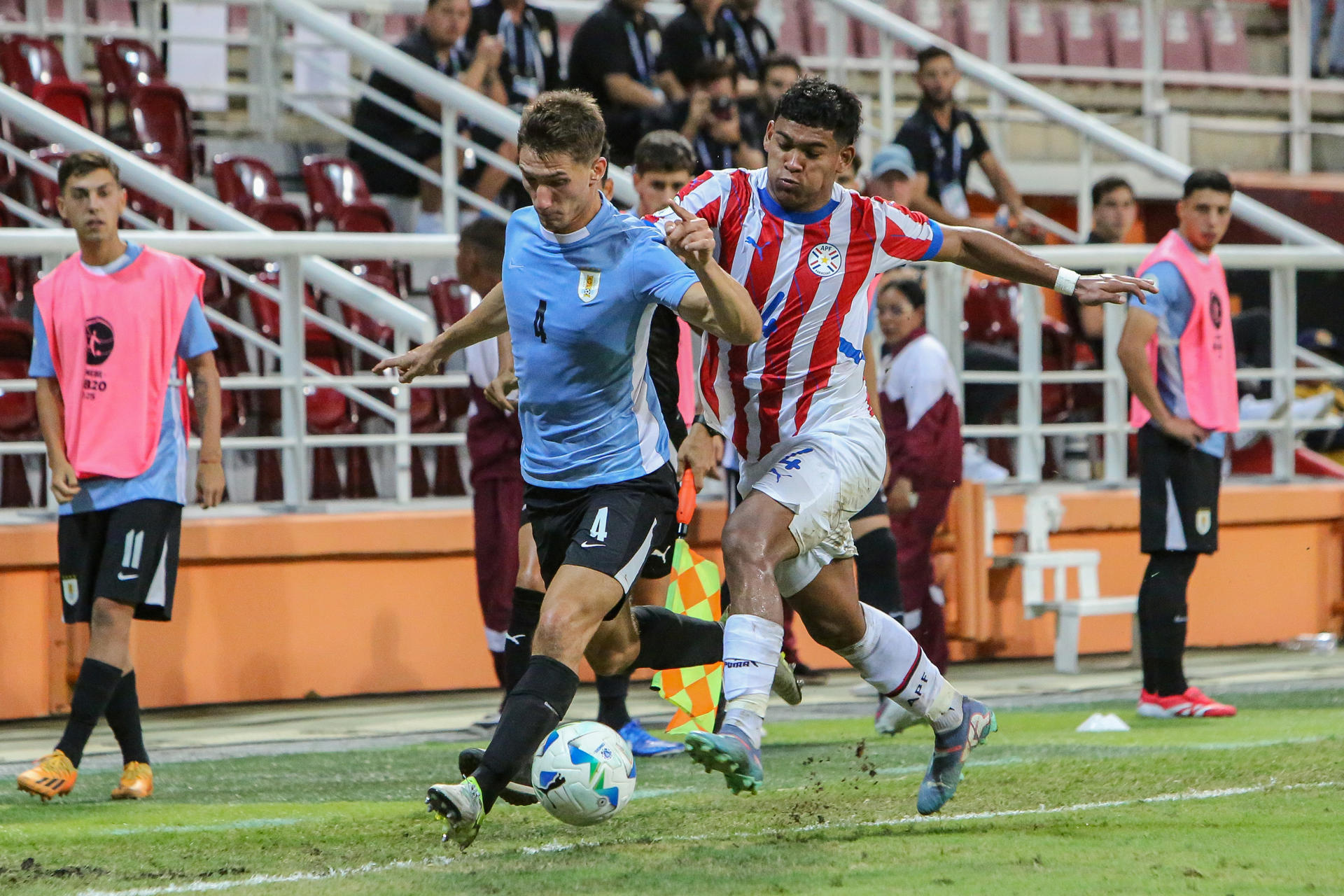 El uruguayo Lucas Agazzi (i) disputa el balón con el paraguayo Diego León durante el partido del Sudamericano Sub-20 que la Celeste ganó este lunes por 6-0 en el estadio Metropolitano de Lara en Cabudare. EFE/ Edison Suárez 