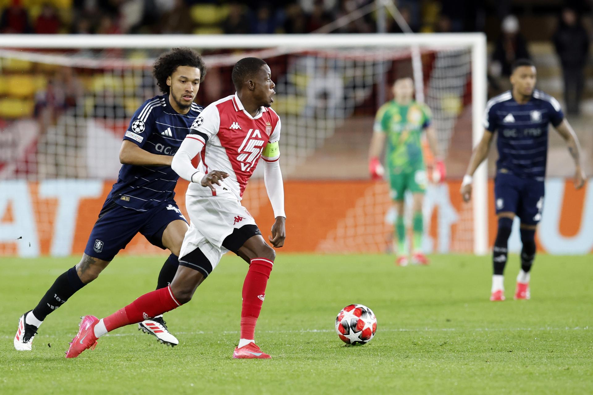 El jugador del As Monaco Denis Zakaria (d) aguanta la posesión delante de Boubacar Kamara (L), del Aston Villa, durante el partido de la sétima jornada de la UEFA Champions League que han jugado AS Monaco y Aston Villa FC, en Monaco. EFE/EPA/SEBASTIEN NOGIER 