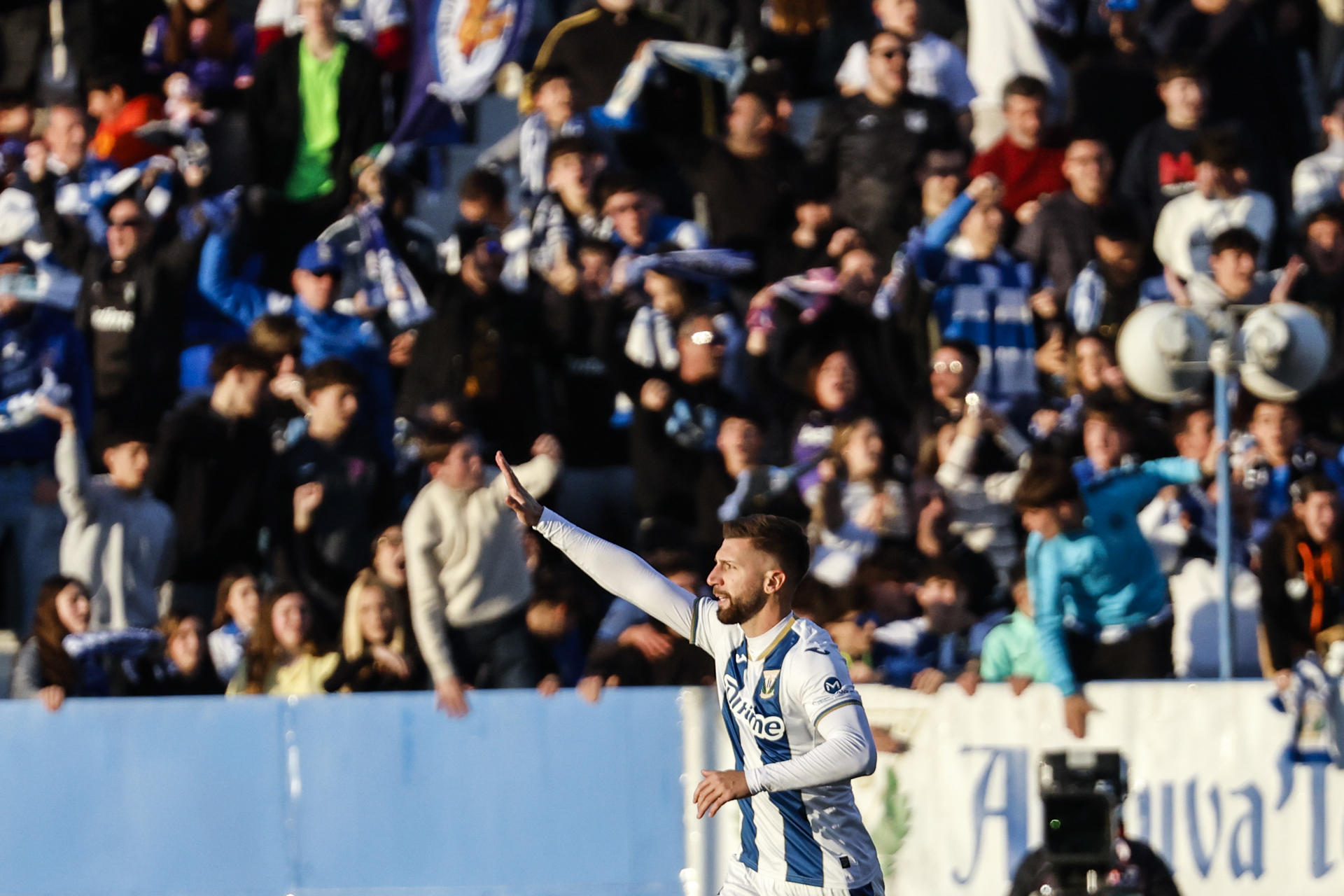 El defensa del Leganés Matija Nastasić celebra tras marcar el 1-0 durante el partido de LaLiga EA Sports entre CD Leganés y Atlético de Madrid, este sábado en el Estadio Municipal Butarque de Madrid. EFE/ Sergio Pérez