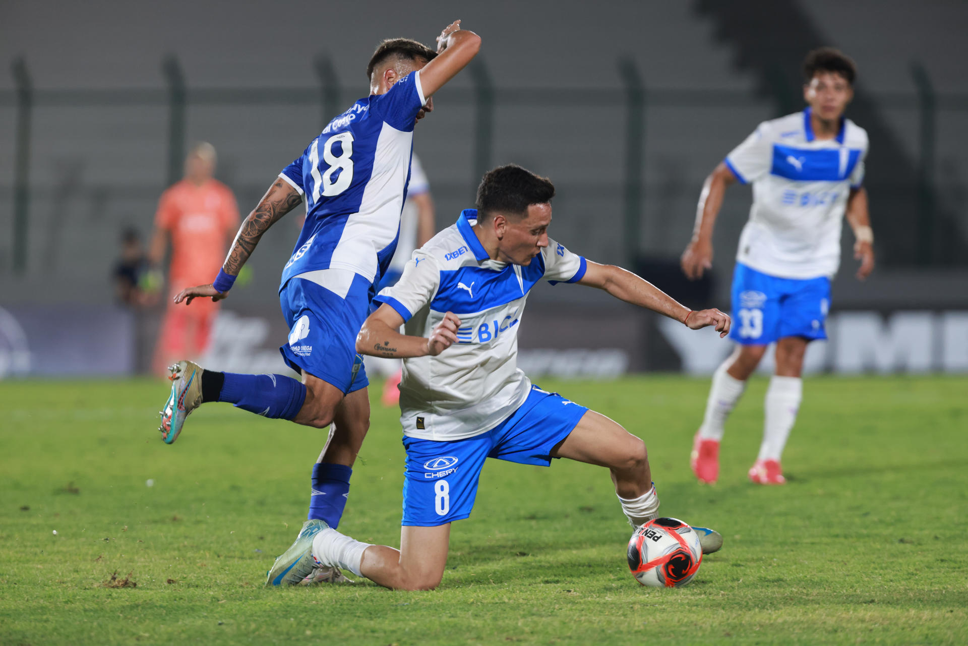 Fernando Zuqui (d) del club chileno Universidad Católica disputa un balón con Renzo Tesuri de Atlético Tucumán durante un partido de la Serie Río de La Plata que han jugado este martes en el estadio Domingo Burgueño Miguel de la ciudad uruguaya de Maldonado. EFE/ Gastón Britos 