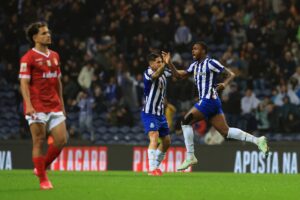 El jugador del FC Oporto Otavio Ataide (d) celebra con Diogo Costa durante el partido de laLiga Portuguesa que han jugado FC Porto y Santa Clara en Dragao Stadium en Oporto, Portugal. EFE/EPA/ESTELA SILVA