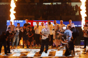 ALT El brasileño Neymar hace una fiesta en Vila Belmiro por su regreso