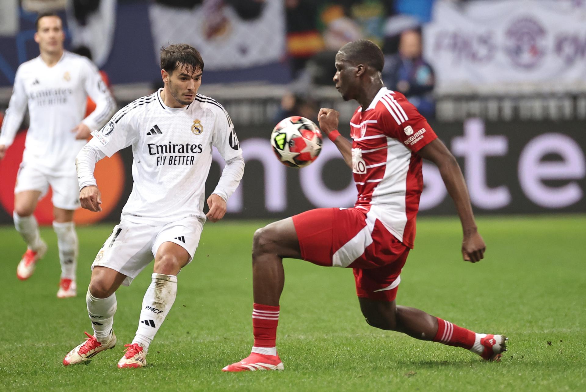 Brahim Diaz (I), del Real Madrid, en acció ante Soumaila Coulibaly (d), del Brest, durante el partido de la última jornada de la Liga de Campeones en Guingamp, Francia EFE/EPA/CHRISTOPHE PETIT TESSON 