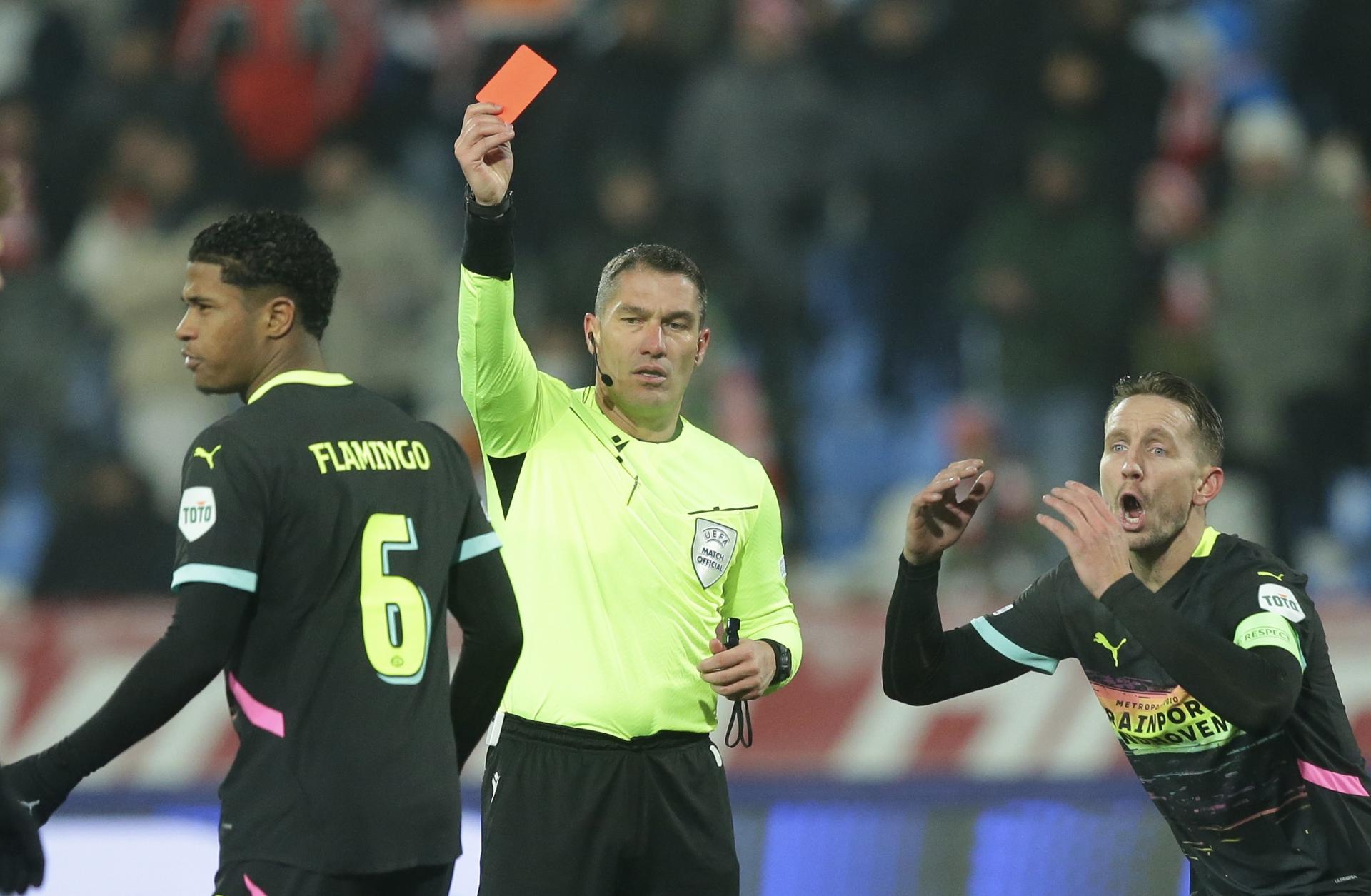 Belgrade (Serbia), 20/01/2025.- Referee Istvan Kovacs shows a red card to PSV'Äôs Ryan Flamingo (L) during the UEFA Champions League league phase match between Crvena zvezda and PSV Eindhoven, in Belgrade, Serbia, 21 January 2025. (Liga de Campeones, Belgrado) EFE/EPA/ANDREJ CUKIC 