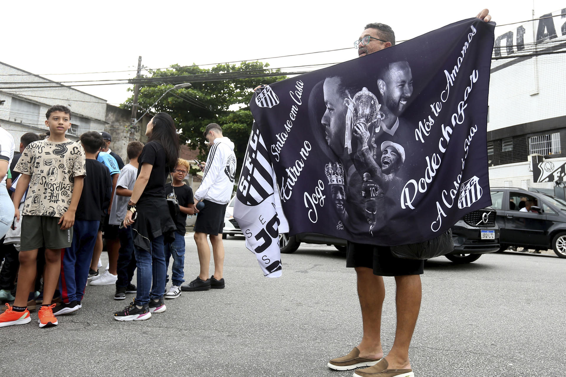 Un aficionado del Santos sostiene una bandera con la imagen delantero brasileño Neymar este viernes, cerca al estadio Vila Belmiro donde se realizará su presentación, en Santos (Brasil). EFE/ Guilherme Dionizio 