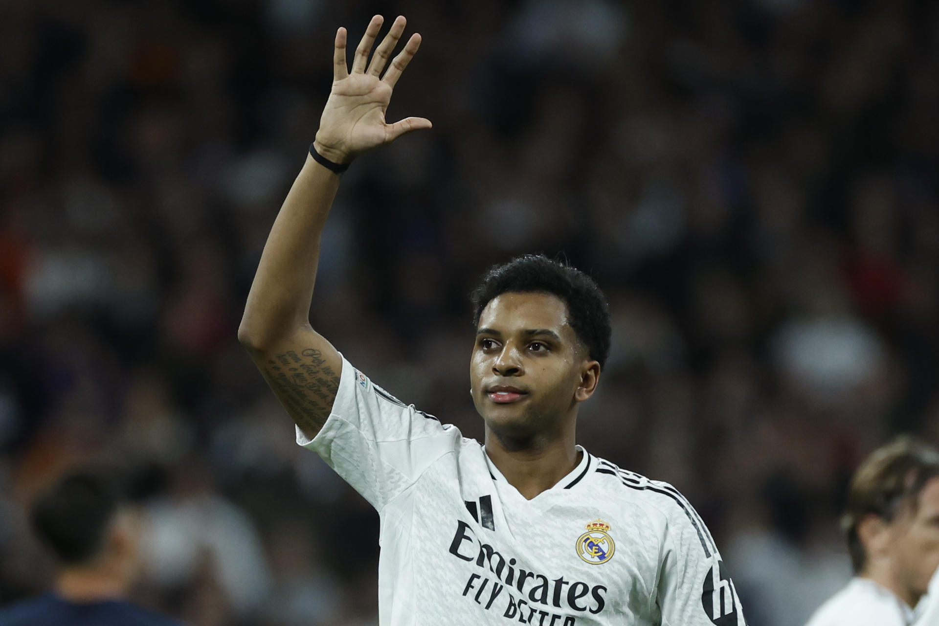 El delantero del Real Madrid Rodrygo Goes celebra tras marcar el segundo gol ante el Salzburgo, durante el partido de la Liga de Campeones de fútbol que Real Madrid y FC Salzburgo disputan en el estadio Santiago Bernabéu. EFE/Juanjo Martín 