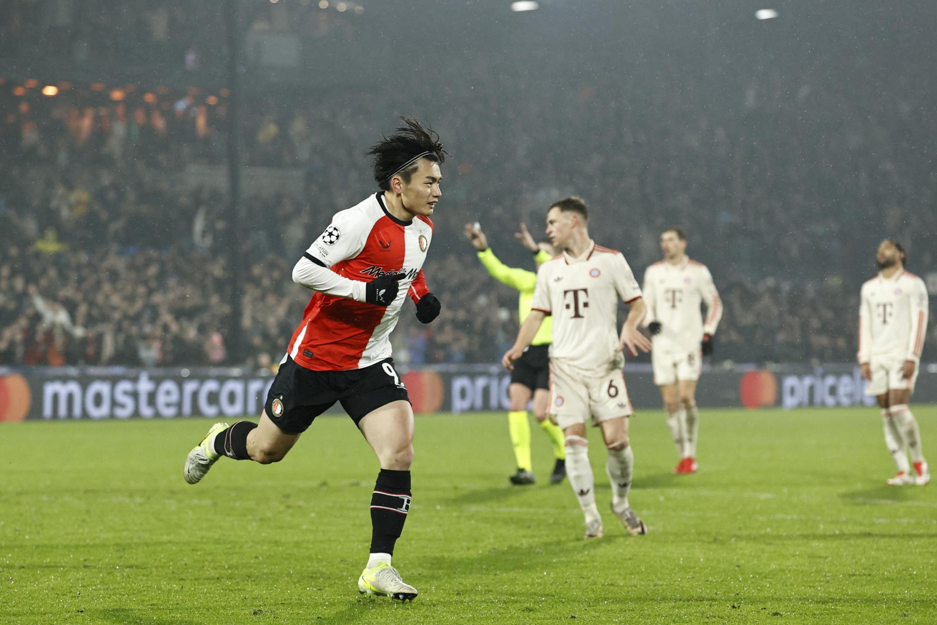 El jugador japonés Ayase Ueda, del Feyenoord celebra el 3-0 durante el partido de la sétima jornada de la UEFA Champions League jugado e nRotterdam, Países Bajos.EFE/EPA/MAURICE VAN STEEN 