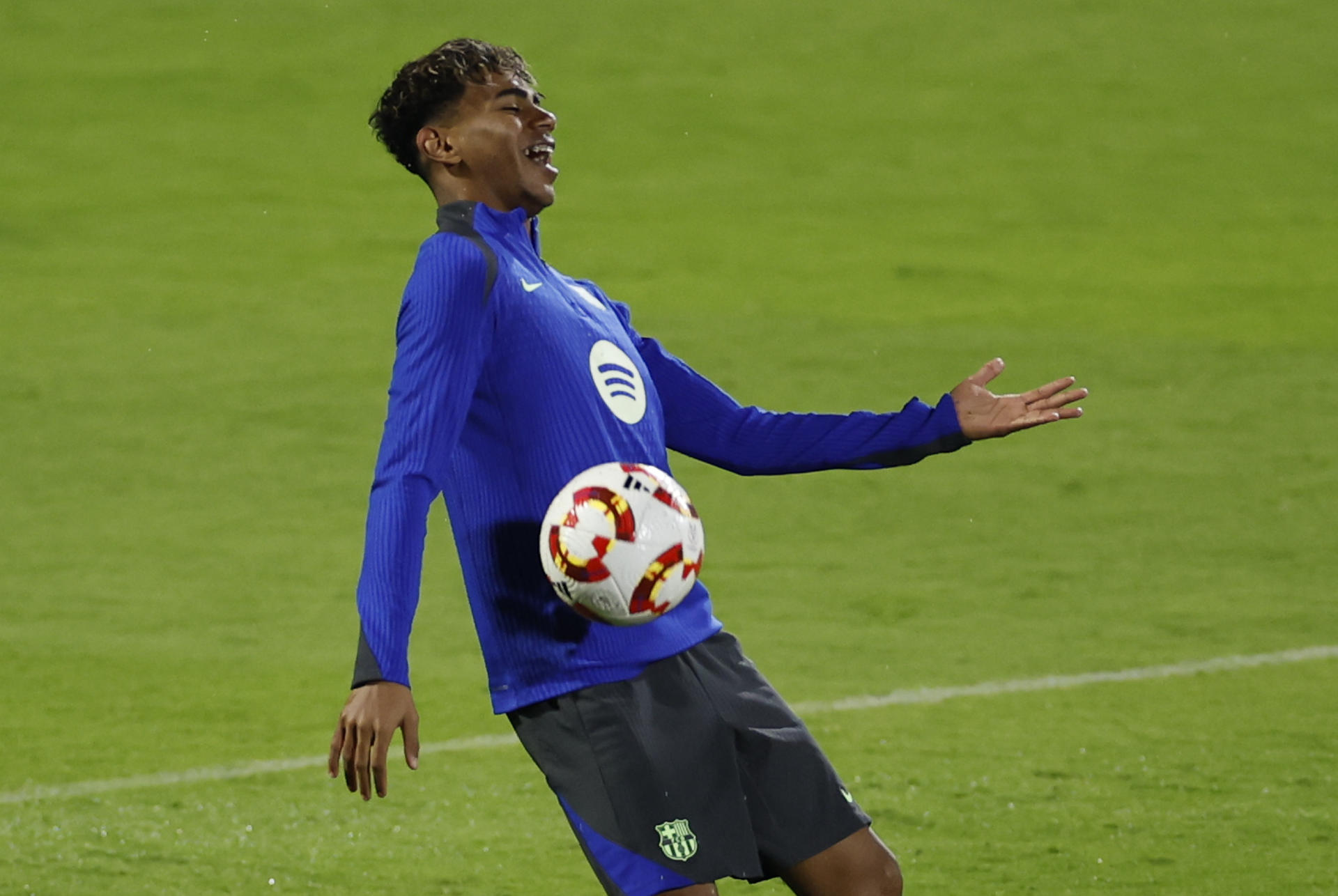 El delantero del FC Barcelona Lamine Yamal durante el entrenamiento en Yeda, en la víspera de la final de la Supercopa de España de fútbol que les enfrenta al Real Madrid. EFE/ Alberto Estévez 