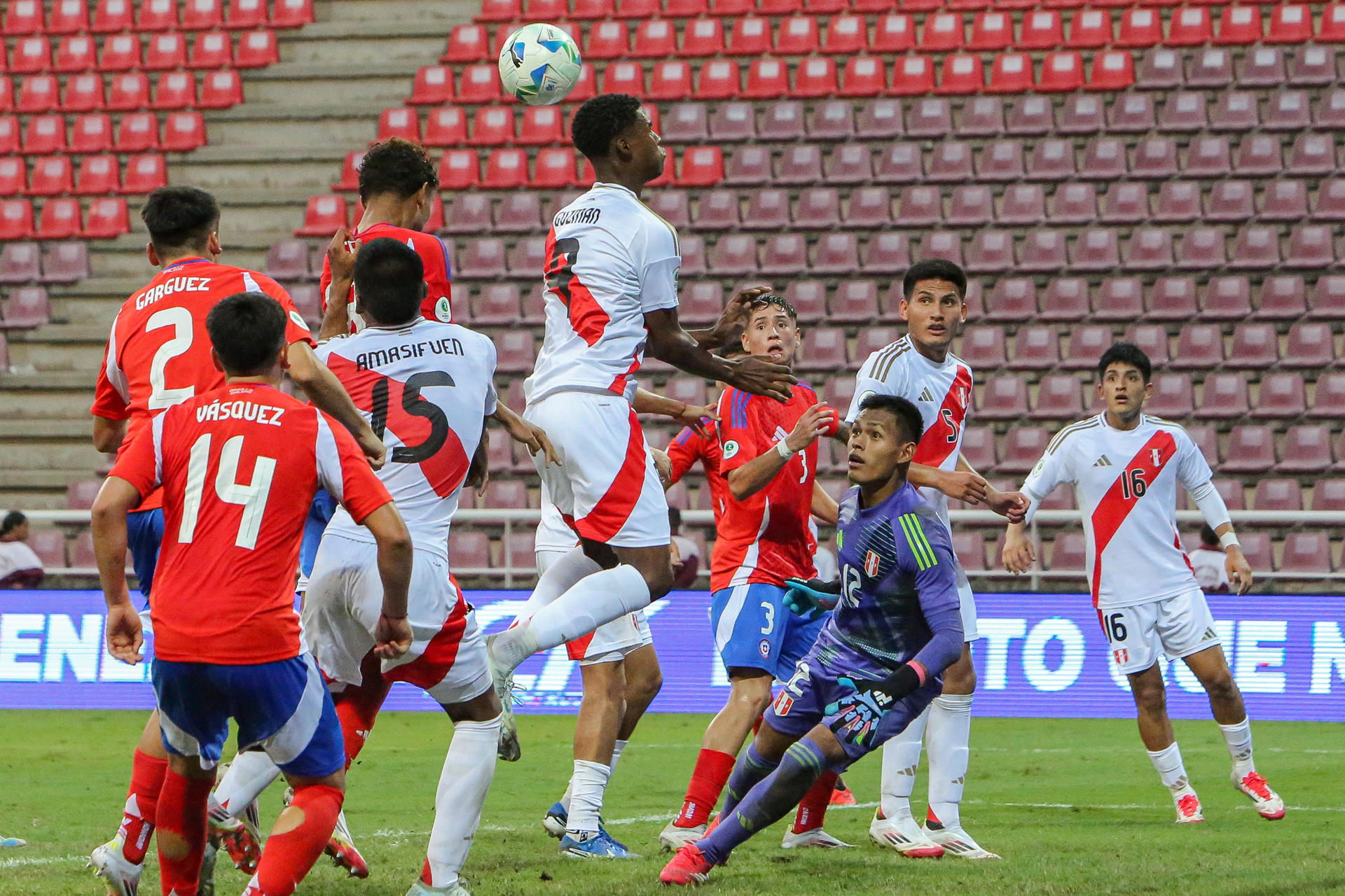 El peruano Víctor Guzmán (c) se eleva en busca del balón durante un pasaje del partido que la selección sub-20 de Chile ganó por 3-2 en el estadio Metropolitano de Lara en la ciudad venezolana de Cabudare. EFE/ Edison Suárez 