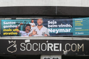 ALT El brasileño Neymar revoluciona Santos antes de saltar al césped