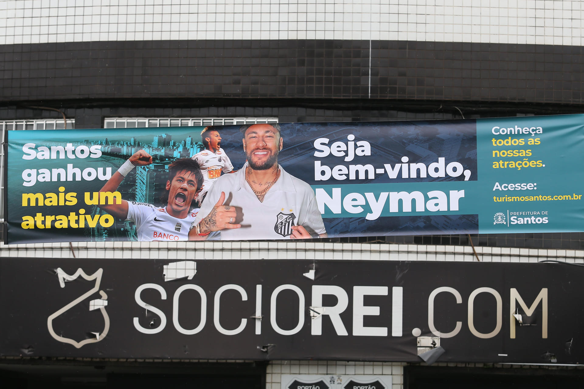 Así lucen las calles de Santos, con pancartas de bienvenida para Neymar, quien será presentado este viernes en el club brasileño. EFE/ Guilherme Dionizio 