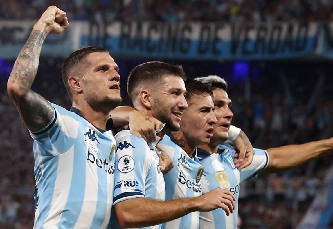 Jugadores de Racing Club vistiendo una camiseta azul con rayas blancas. Racing Club vs Botafogo