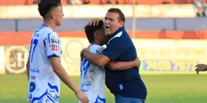 alt El Firpo del argentino Álvarez busca afianzarse en la Liga de El Salvador