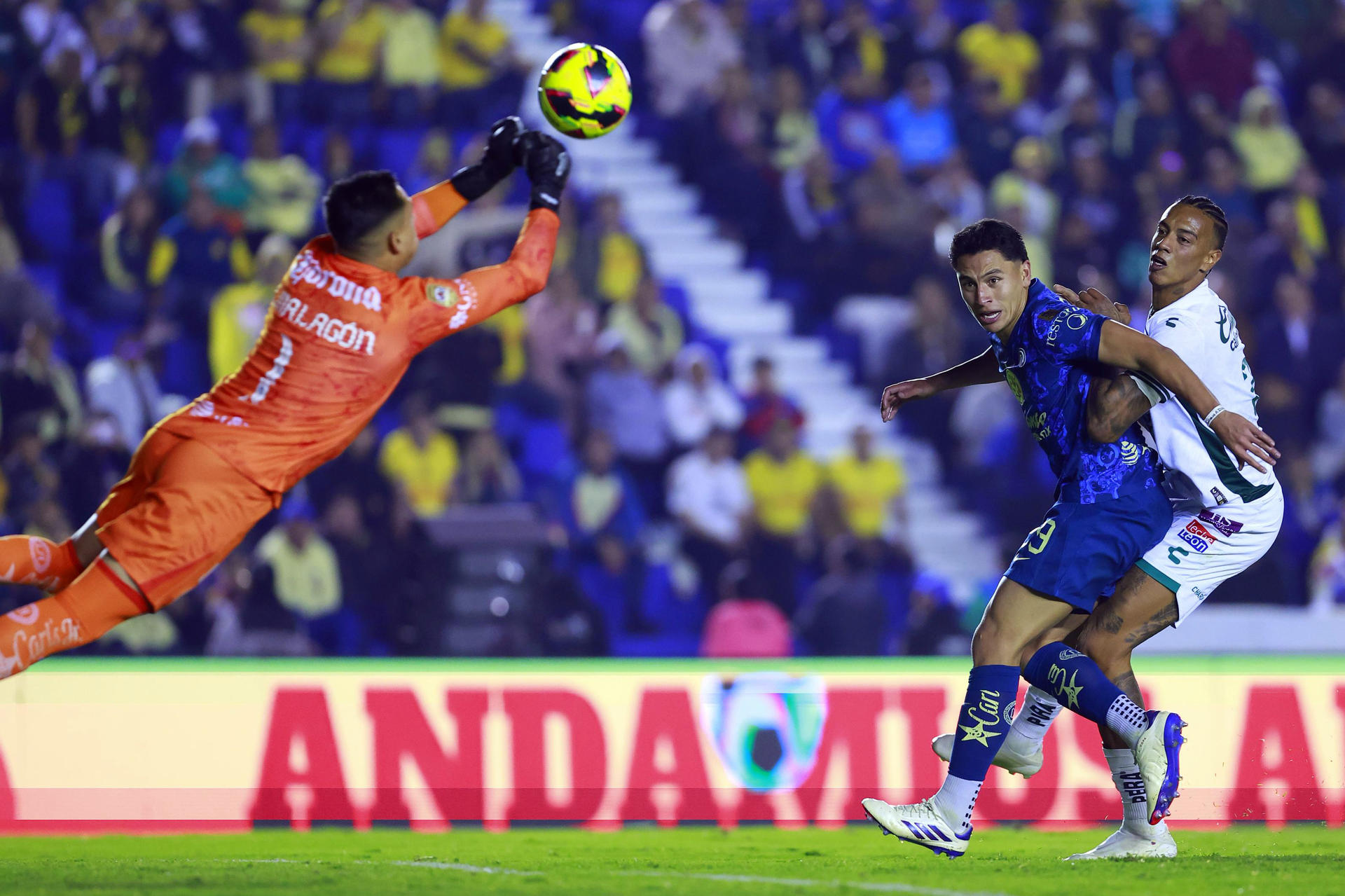 Jhonder Cádiz (d) de León disputa un balón con Luis Malagón (i) y Ramón Juárez (c) de América este miércoles, durante un partido de la jornada 9 del torneo Clausura 2025 de la Liga MX, celebrado en el estadio Ciudad de los Deportes de Ciudad de México (México). EFE/ Sáshenka Gutiérrez 