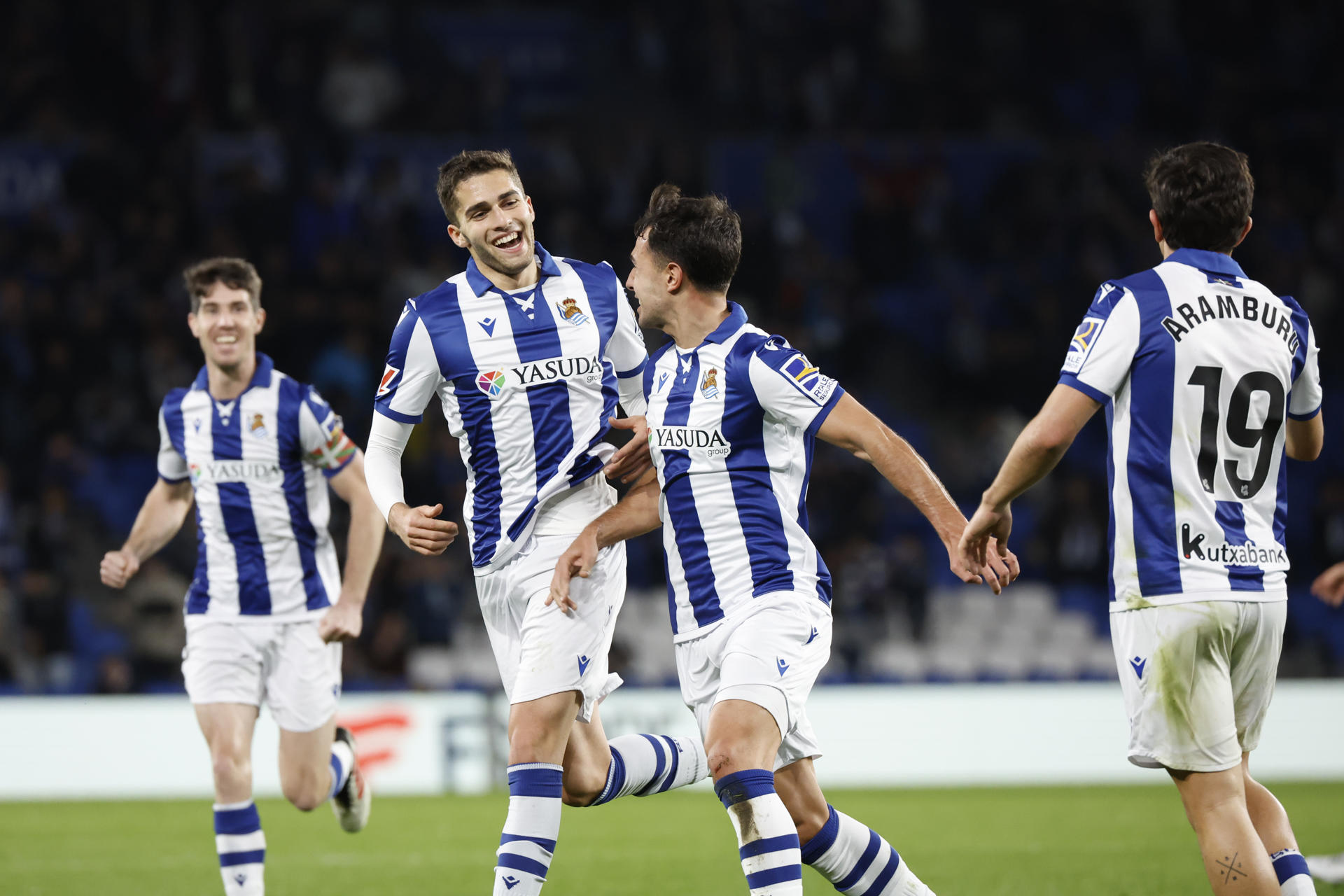 El centrocampista ruso de la Real Sociedad, Arsen Zakharyan (2d) celebra el primer gol de su equipo, durante el encuentro correspondiente a la jornada 25 de Laliga EA Sports que disputan Real Sociedad y Leganés en el estadio de Anoeta, en San Sebastián. EFE / Javier Etxezarreta.