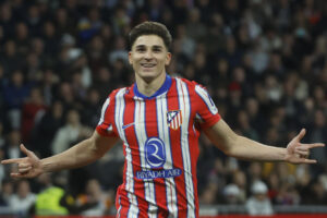 El delantero del Atlético de Madrid, Julián Álvarez, celebra el primer gol del equipo rojiblanco durante el partido de LaLiga de fútbol que Real Madrid y Atlético de Madrid disputaron en el estadio Santiago Bernabéu. EFE/Juanjo Martín.