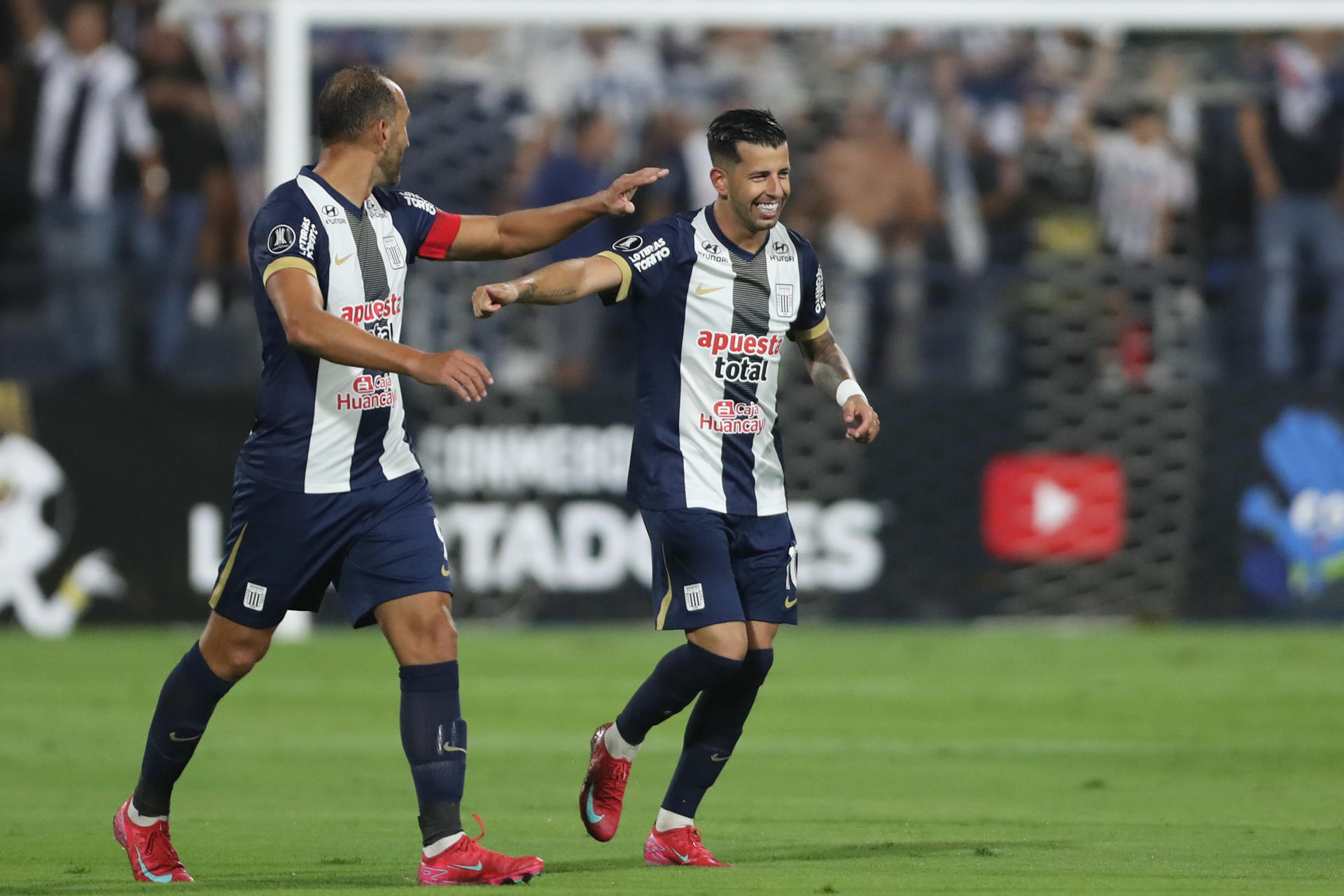 Pablo Ceppelini (d) de Alianza celebra un gol en un partido de la segunda ronda de la Copa Libertadores. EFE/ Paolo Aguilar