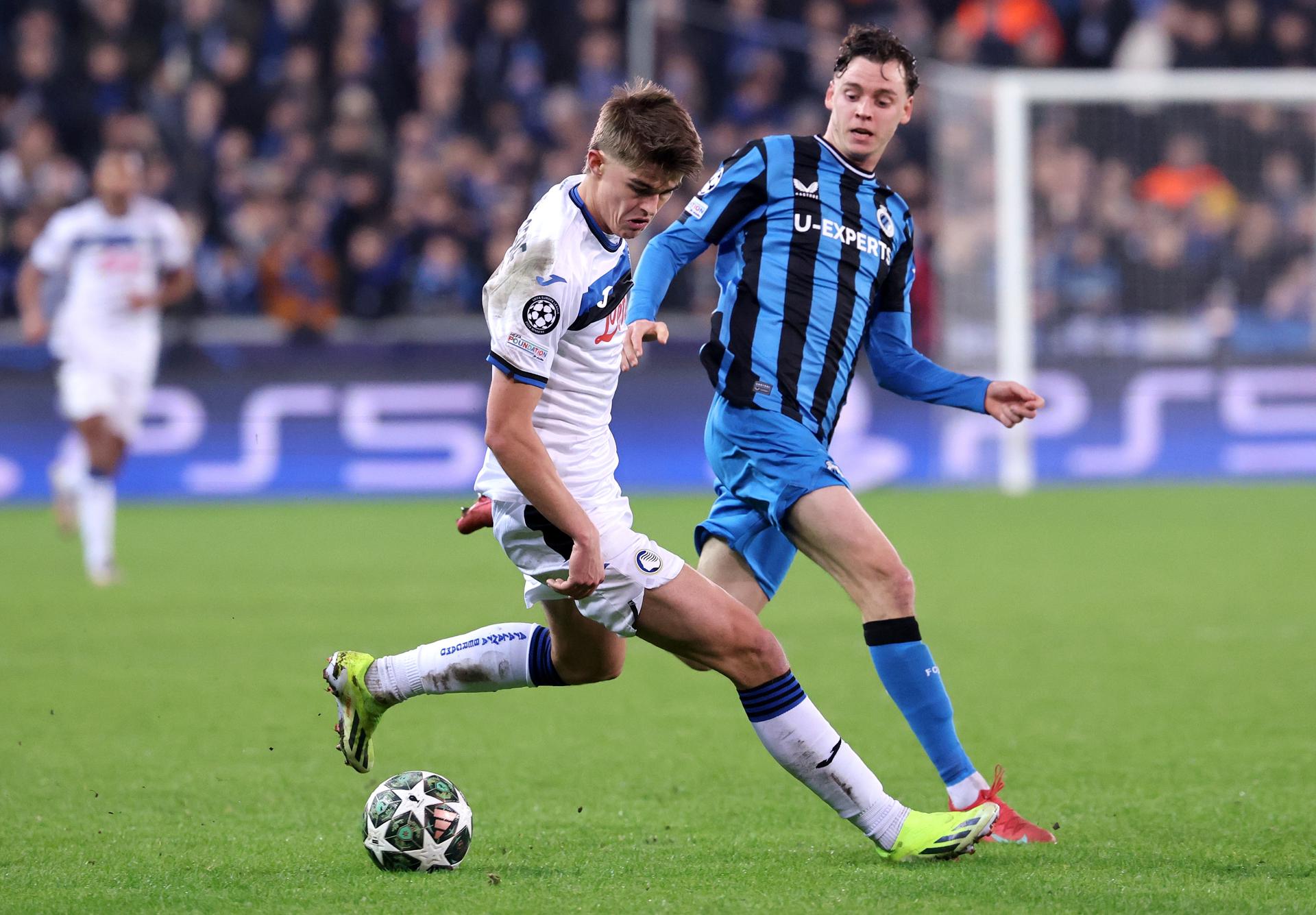 El belga del Atalanta Charles De Ketelaere (I) en acció anten Maxim De Cuyper, del Brujas, durante el partido del playoff de la UEFA Champions League jugado en Brujas, Bélgica. EFE/EPA/OLIVIER MATTHYS