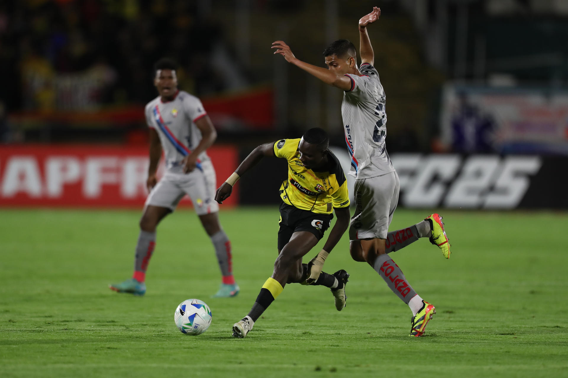 Francisco Cevallos (d) de El Nacional disputa el balón con Janner Corozo de Barcelona en un partido de la segunda ronda de la Copa Libertadores. EFE/ José Jácome 