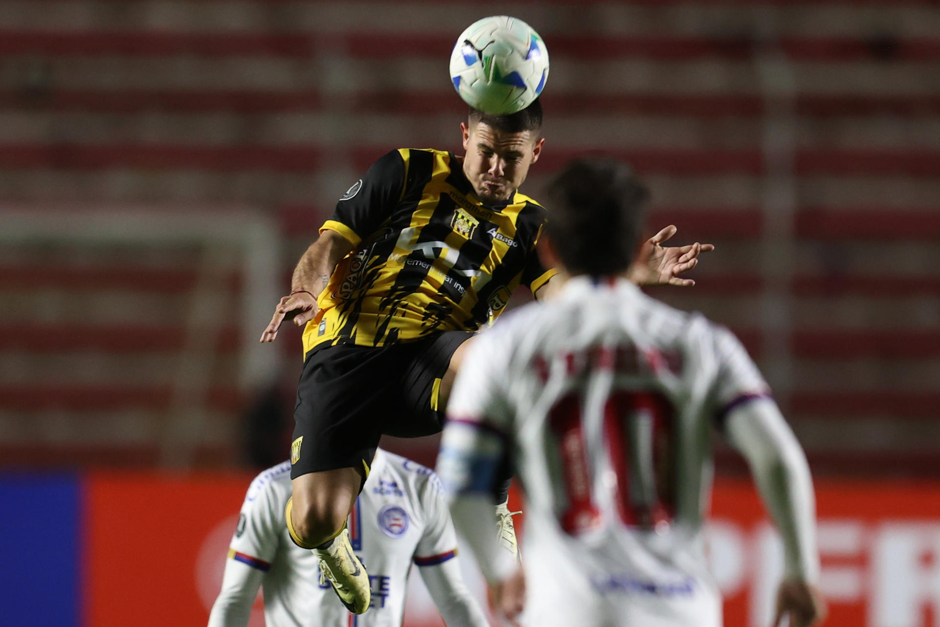 Sebastián Guerrero de The Strongest cabecea un balón este martes, en un partido de la segunda ronda de la Copa Libertadores. EFE/ Luis Gandarillas