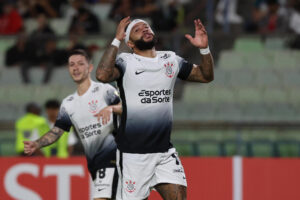 Memphis Depay de Corinthians se lamenta en un partido de la segunda ronda de la Copa Libertadores. EFE/ Miguel Gutiérrez