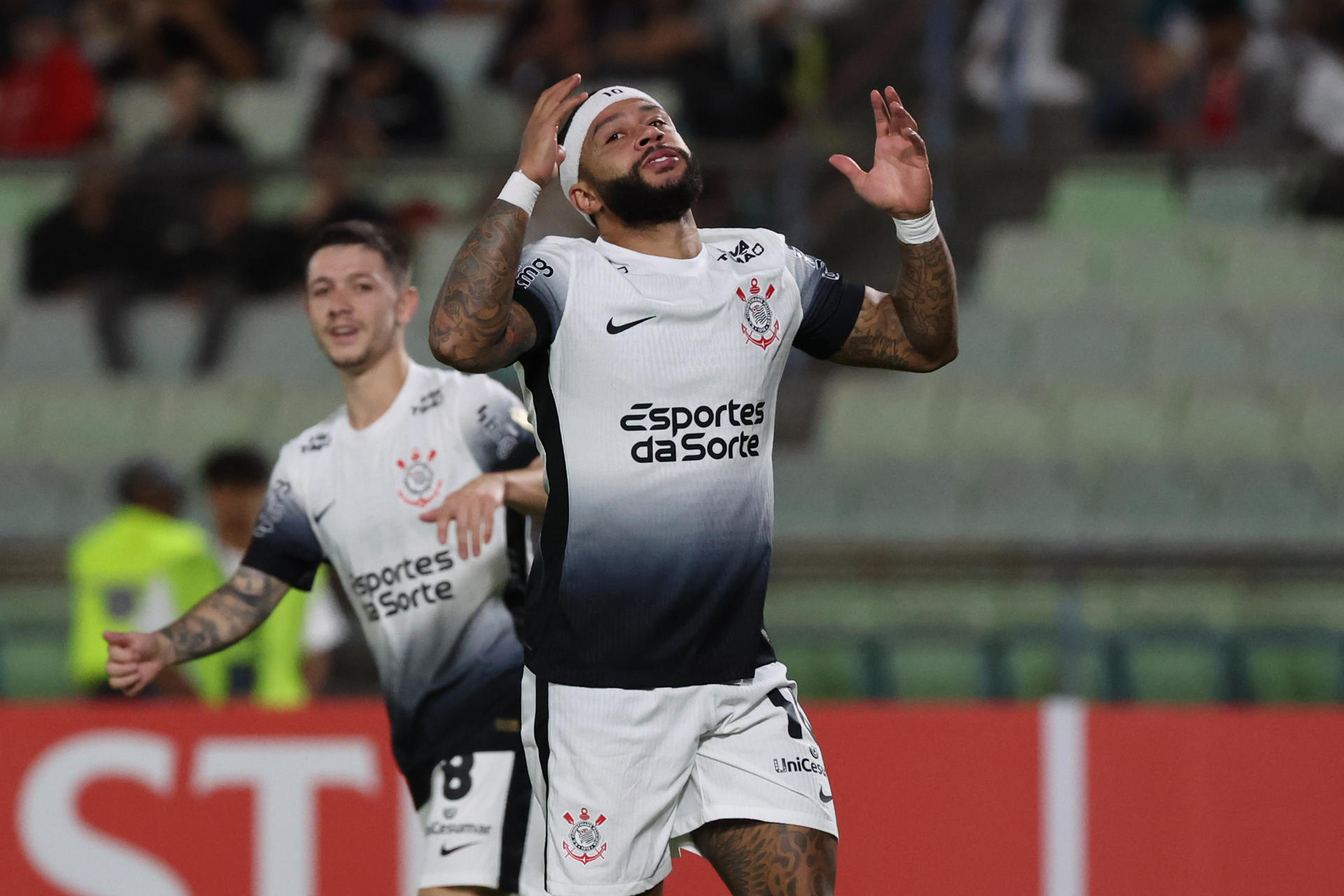 Memphis Depay de Corinthians se lamenta en un partido de la segunda ronda de la Copa Libertadores. EFE/ Miguel Gutiérrez 