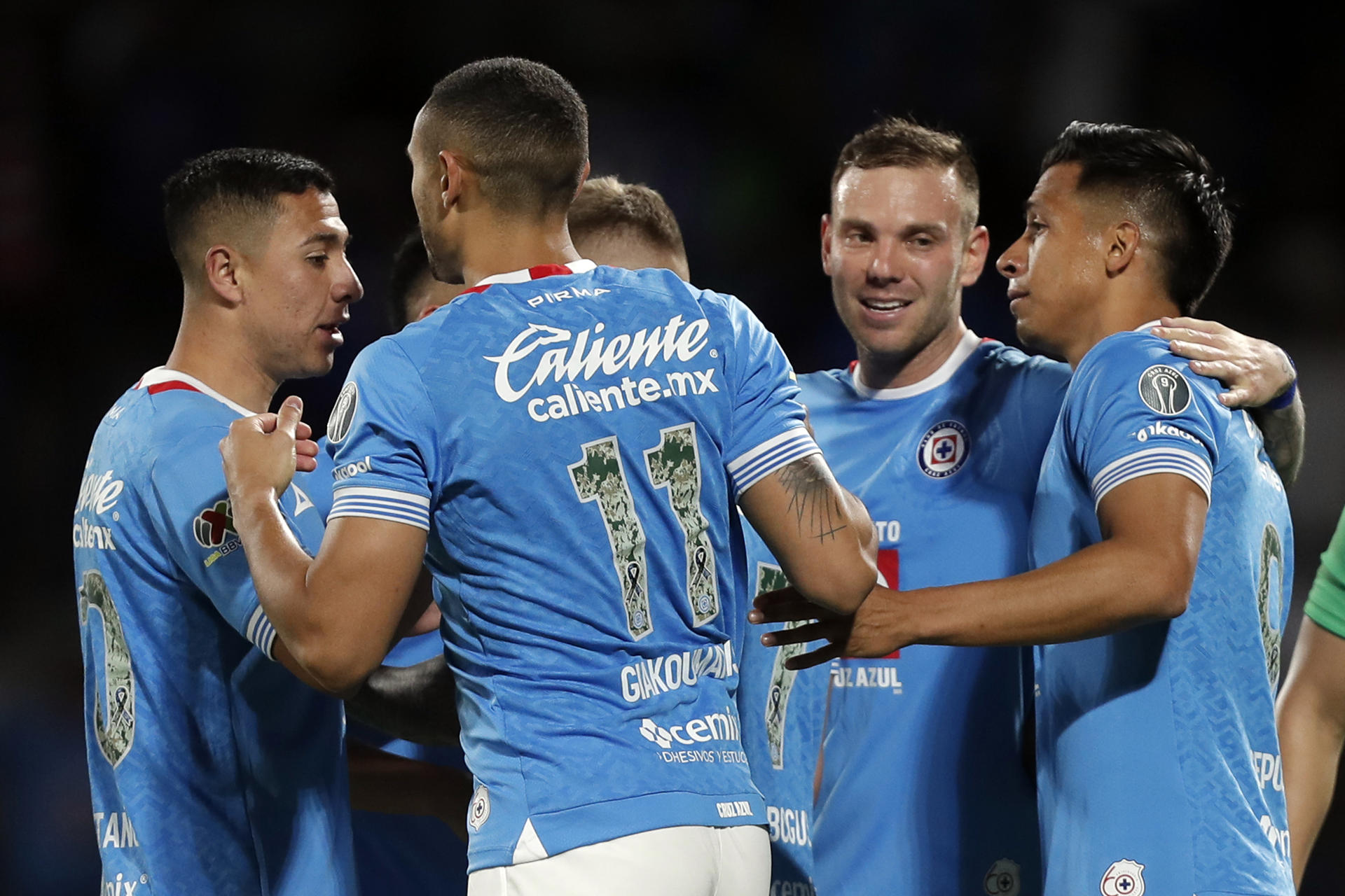 Jugadores de Cruz Azul celebran un gol ante Querétaro. EFE/ Isaac Esquivel 