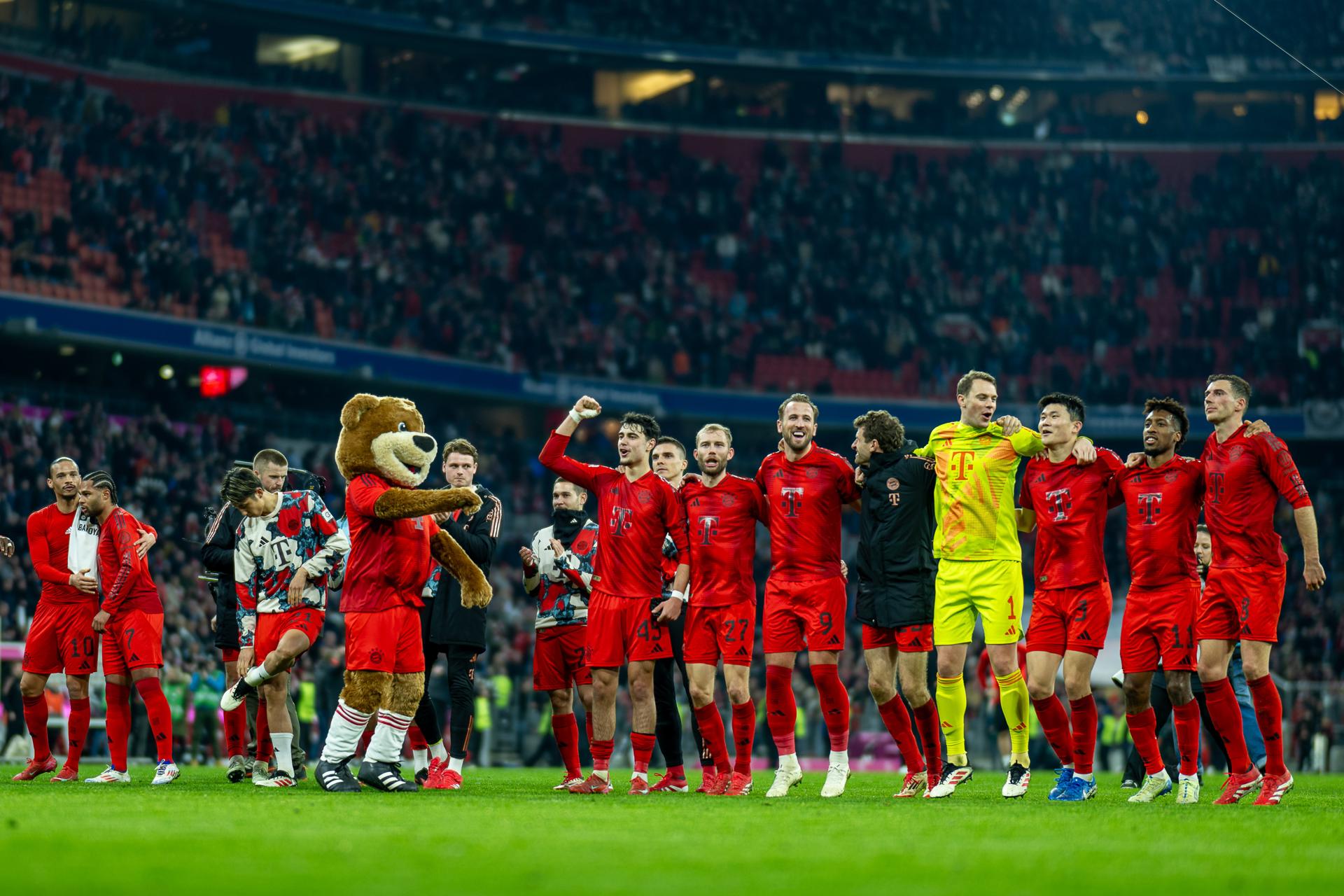 Los jugadores del Bayern Múnich celebran la victoria tras el partido de la Bundesliga que han jugado FC Bayern Munich y SG Eintracht Frankfurt, en Munich, Alemania. EFE/EPA/SASCHA WALTHER 