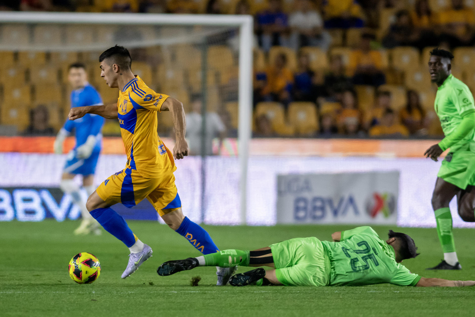 Juan Brunetta (i) de Tigres disputa el balón con Alexander González (d) de Juárez este martes, durante un partido de la Liga MX entre Tigres y Juárez en el estadio Universitario de la ciudad de Monterrey (México). EFE/ Miguel Sierra. 
