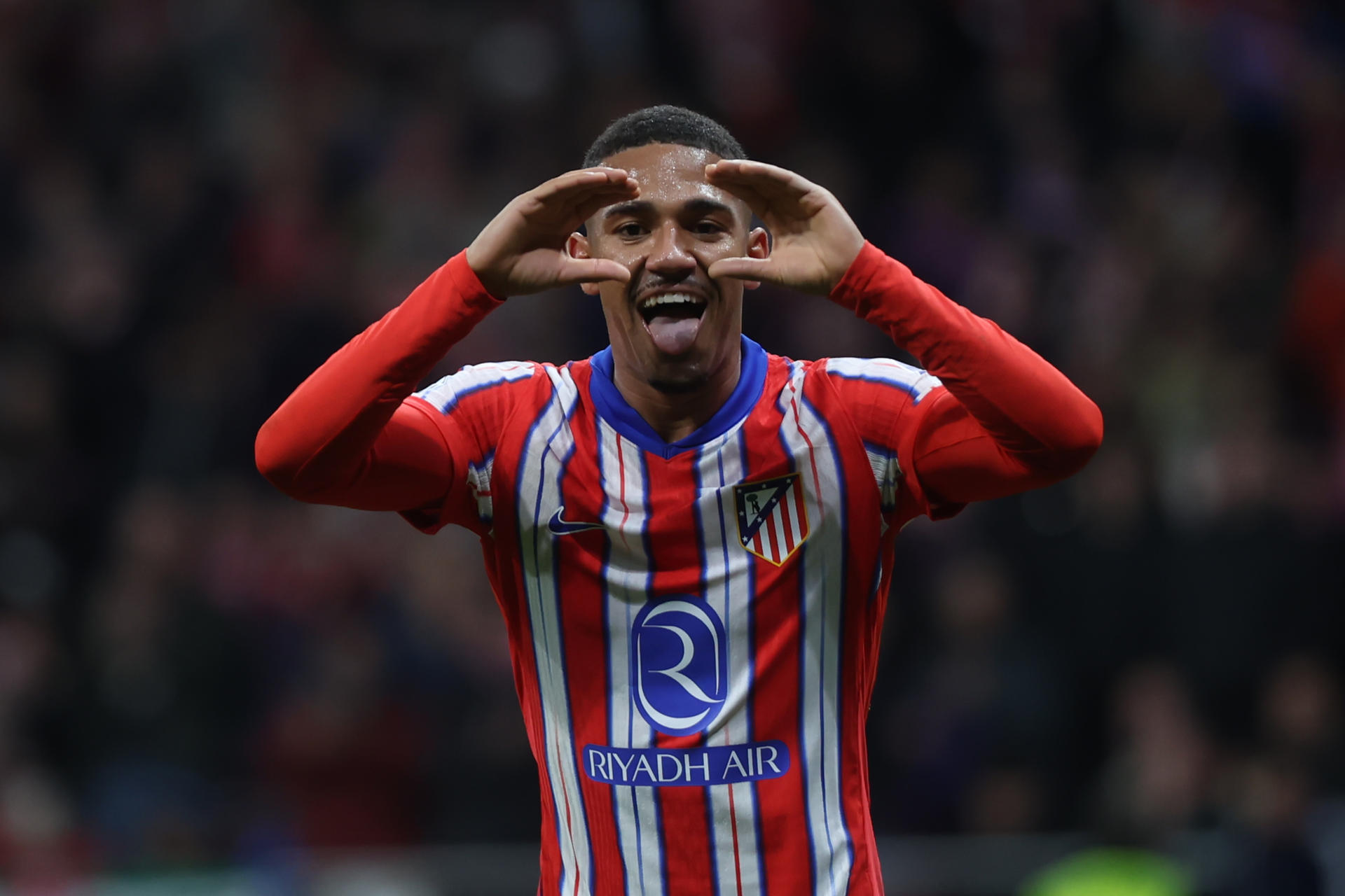 El centrocampista del Atlético Samuel Lino celebra tras marcar el tercer gol, durante el partido de cuartos de final de la Copa del Rey de fútbol en el estadio Metropolitano. EFE/Kiko Huesca