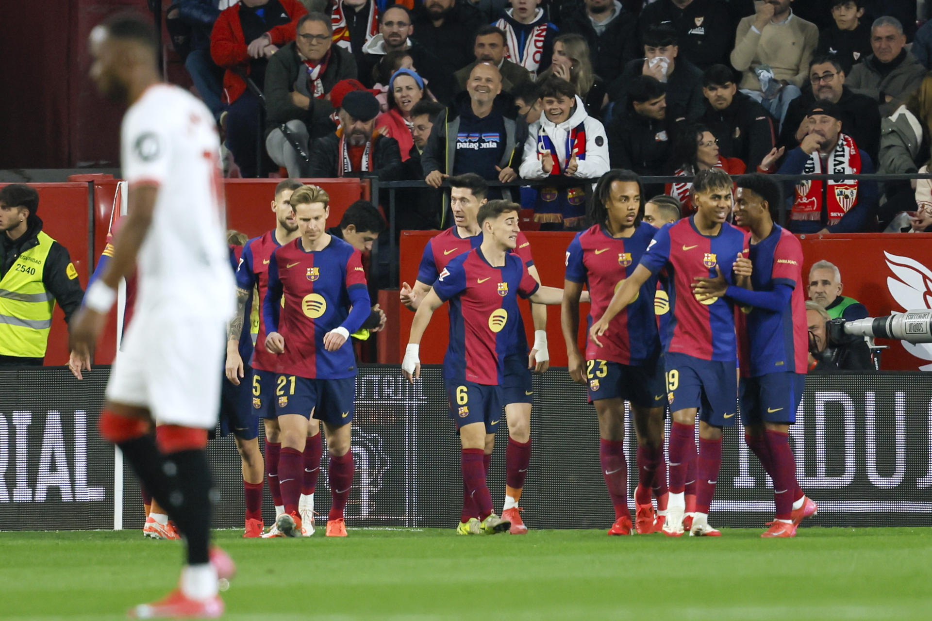 El delantero del FC Barcelona Robert Lewandowski (3i) celebra tras anotar un tanto durante un encuentro correspondiente a la jornada 23 de LaLiga EA Sports entre el Sevilla FC y el FC Barcelona en el estadioo Ramón Sánchez-Pizjuán de Sevilla. EFE/ José Manuel Vidal