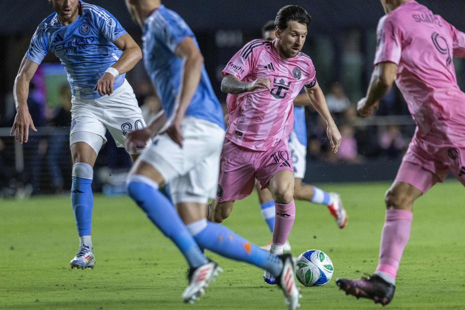 El delantero del Inter Miami Lionel Messi (c) en acción durante el partido de fútbol entre el Inter Miami y el New York City FC al inicio de la temporada 2025 de la MLS en Fort Lauderdale, Florida (EE.UU.). EFE/CRISTOBAL HERRERA-ULASHKEVICH 