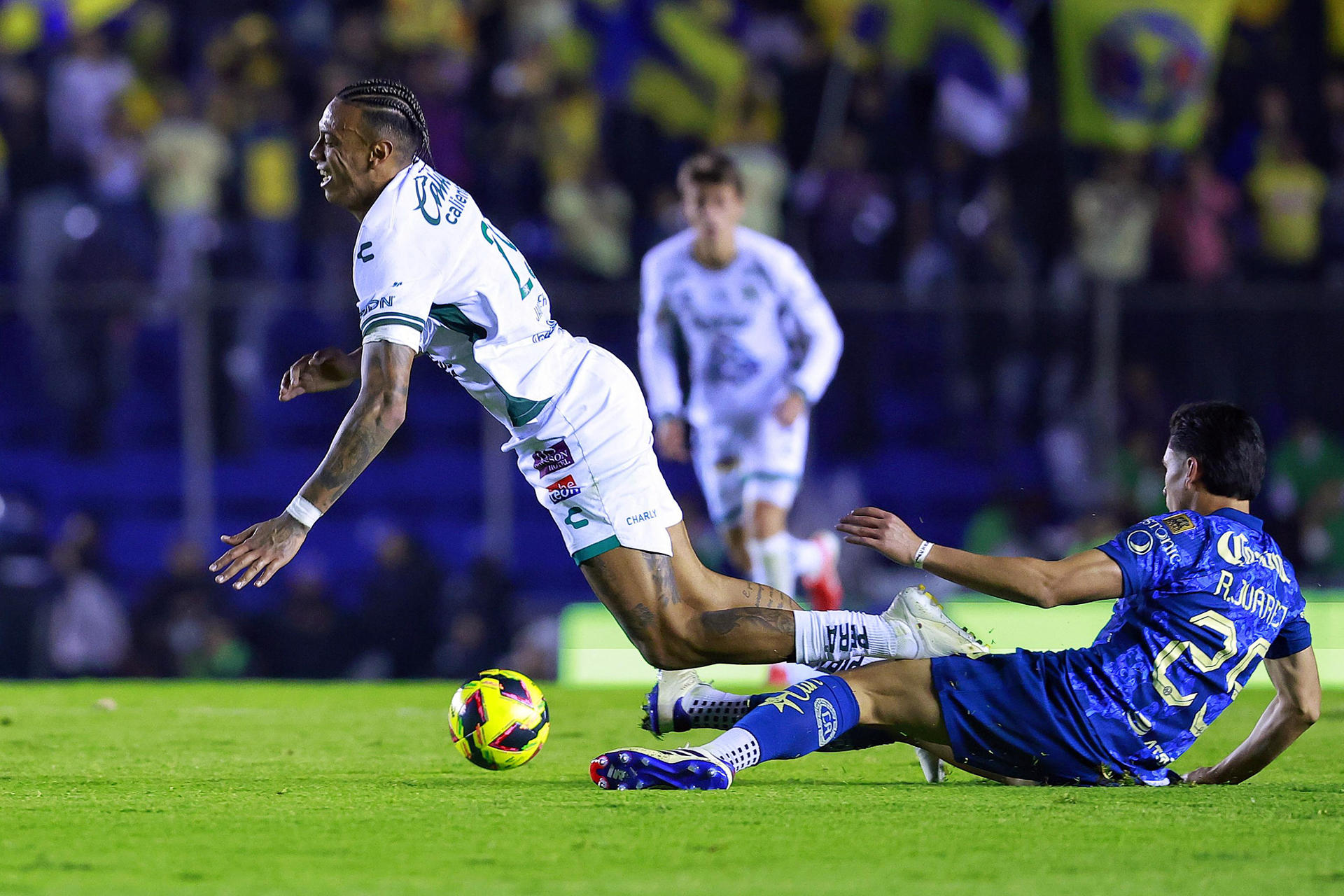 Ramón Juárez (d) de América disputa un balón con Jhonder Cádiz (i) de León este miércoles, durante un partido de la jornada 9 del torneo Clausura 2025 de la Liga MX, celebrado en el estadio Ciudad de los Deportes de Ciudad de México (México). EFE/ Sáshenka Gutiérrez 