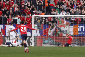 El jugador del Real Madrid Eduardo Camavinga (i) en la jugada del penalti sobre Ante Budimir durante el partido de la jornada 24 de la LaLiga EA Sports, disputado en el estadio el Sadar de Pamplona. EFE/Villar López