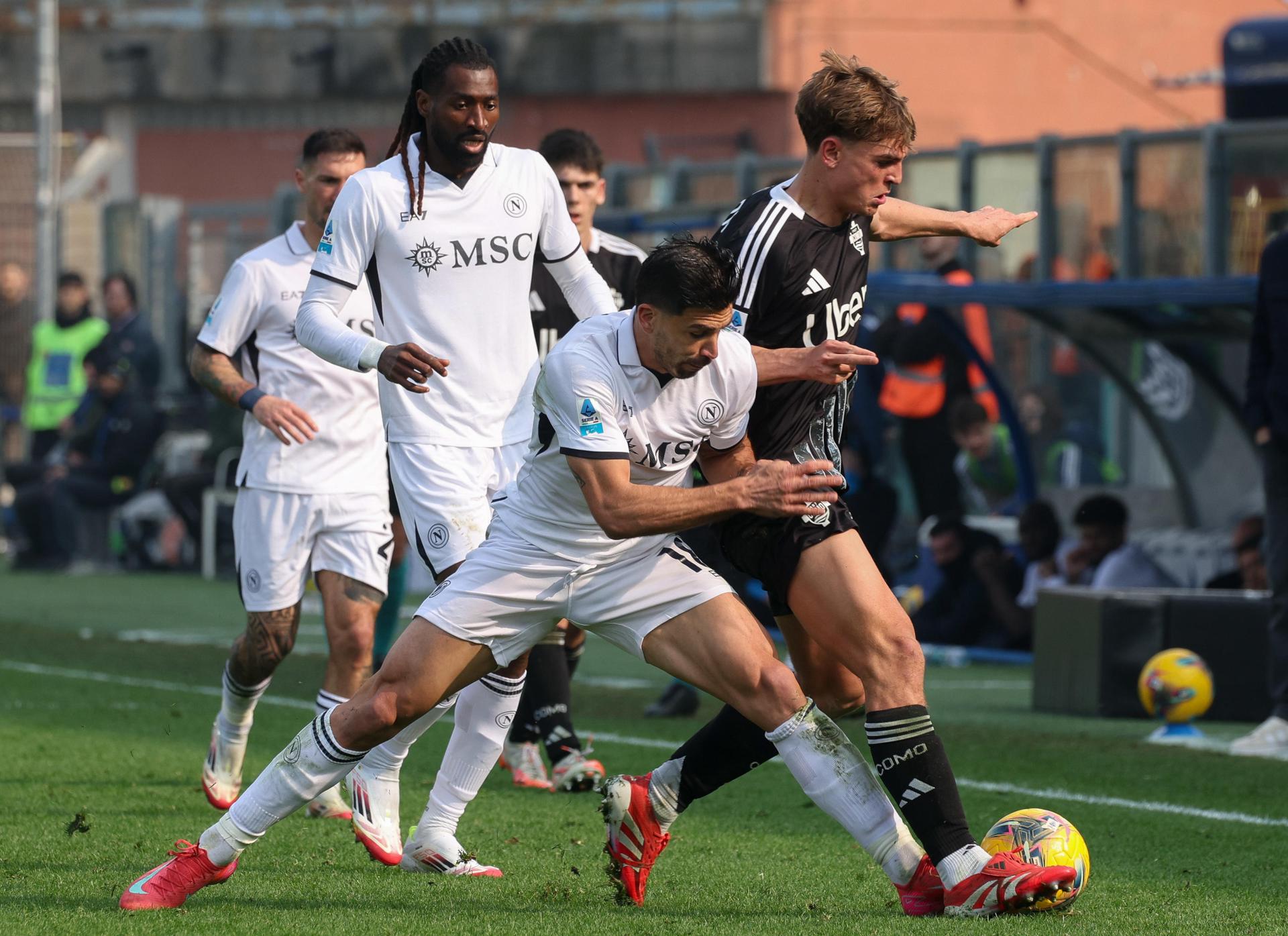 El medio del Como 1907 Nico Paz en acción contra el defensor del Nápoles Giovanni Di Lorenzo, durante el partido de la Serie A italiana disputado en el estadio Giuseppe Sinigaglia de Como. EFE/EPA/Roberto Bregani 