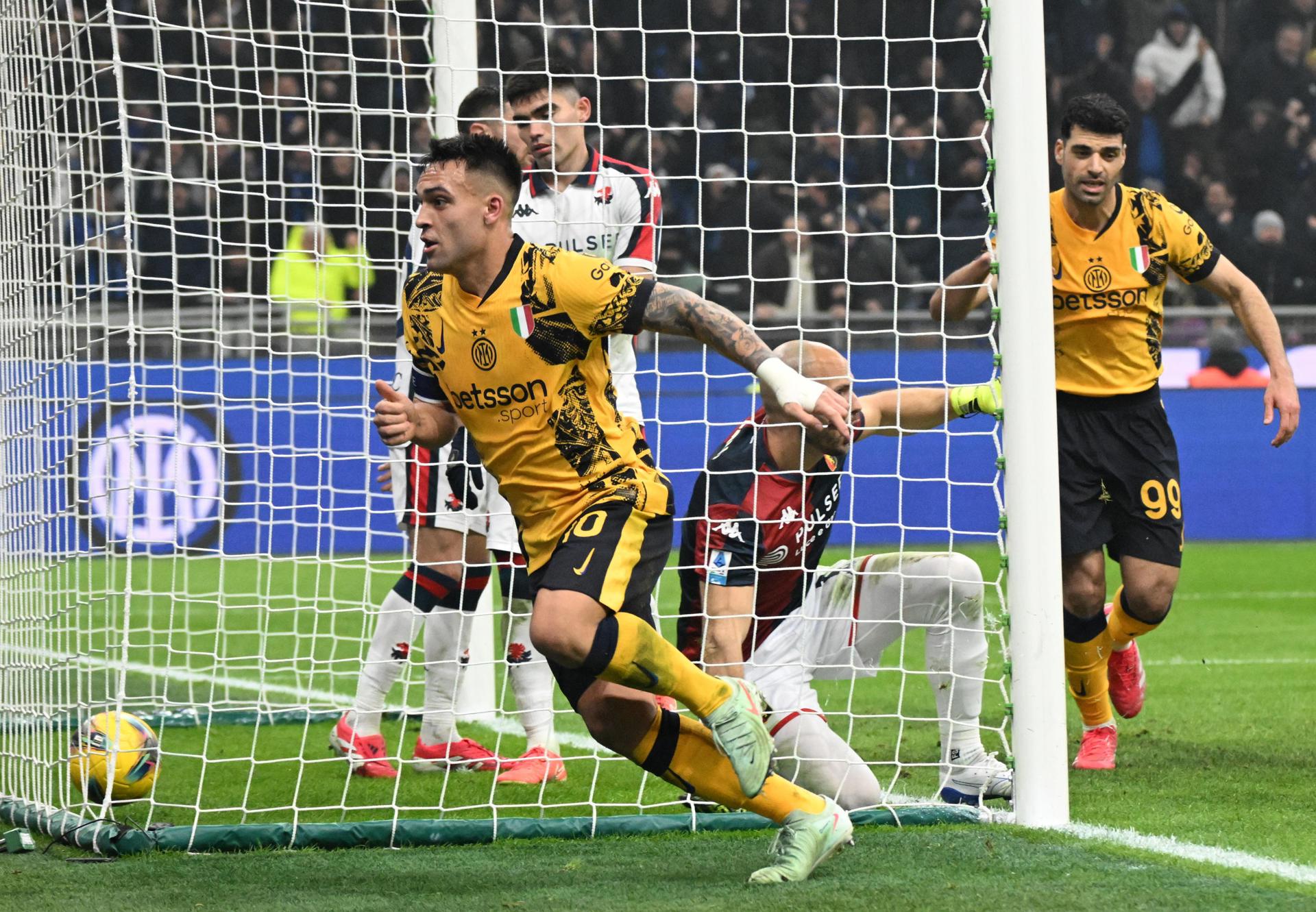 El delantero del Inter Milan Lautaro Martinez celebra el 1-0 durante el partido de la Serie A que han jugado Inter Milan y Genoa, en Milan, Italia. EFE/EPA/DANIEL DAL ZENNARO 