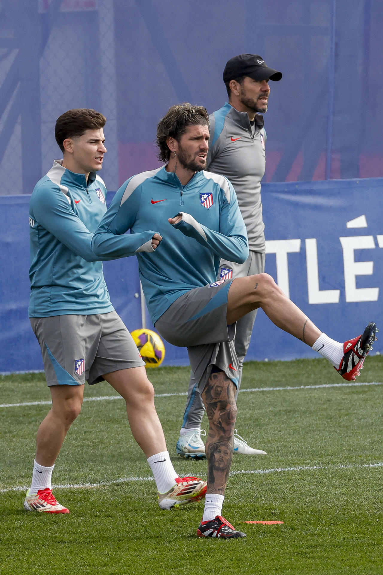 Simeone, Julián Alvarez y De Paul, en el entrenamiento.-EFE/ Zipi Aragón 