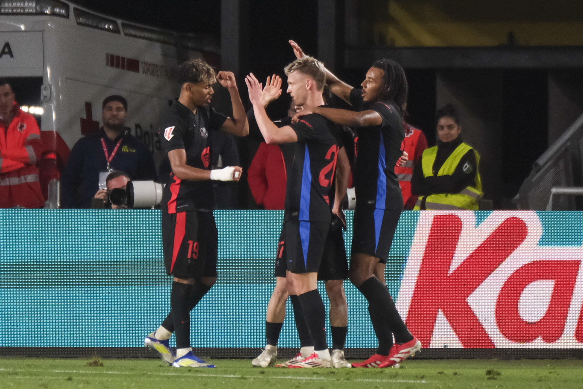 - Los jugadores del FC Barcelona celebran el primer gol de su equipo durante el encuentro correspondiente a la jornada 25 de Laliga EA Sports que disputaron frente a la UD Las Palmas en el estadio de Gran Canaria. EFE / Angel Medina. G. 