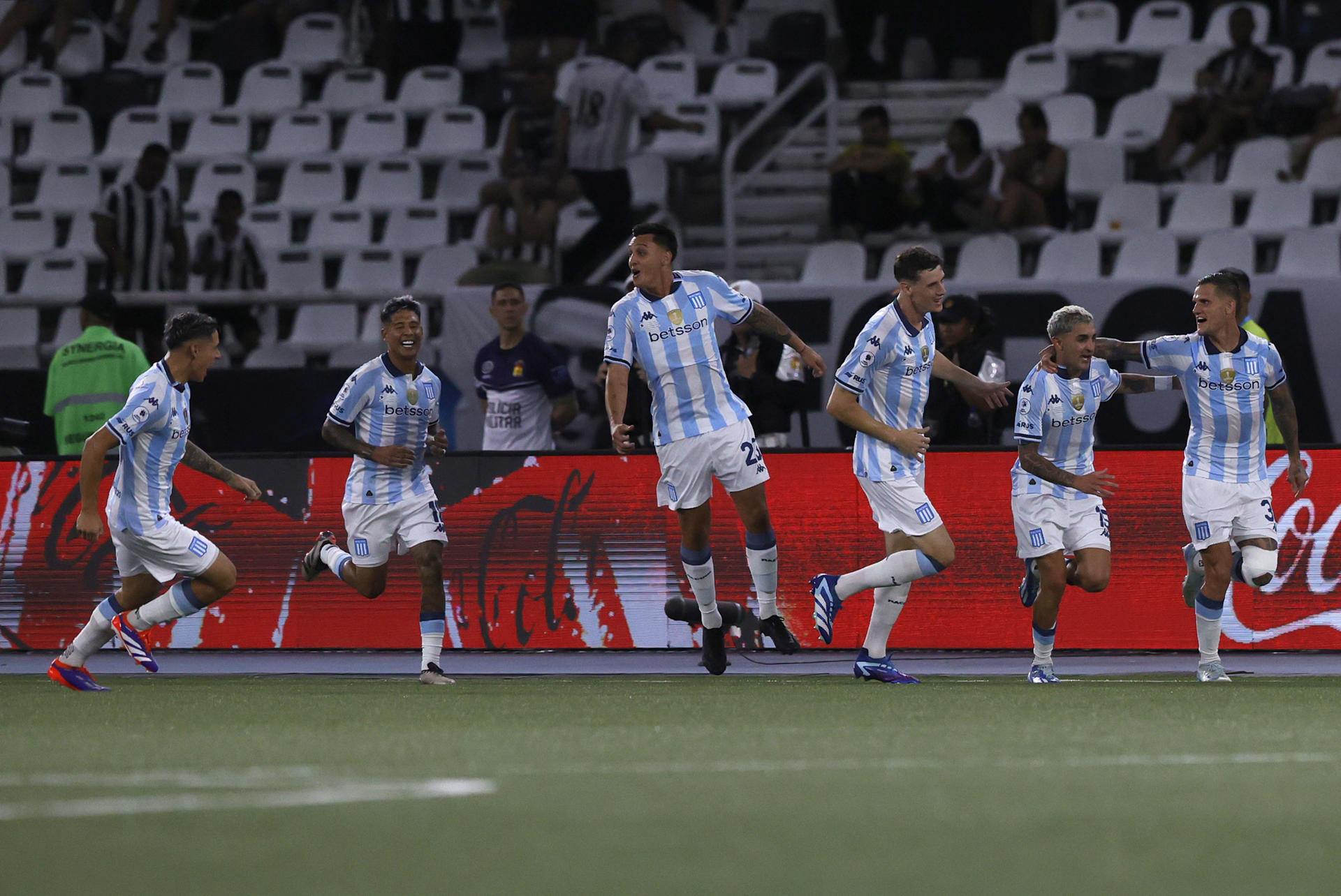 Jugadores de Racing celebran un gol este jueves, en la final de la Recopa Sudamericana. EFE/ Andre Coelho 